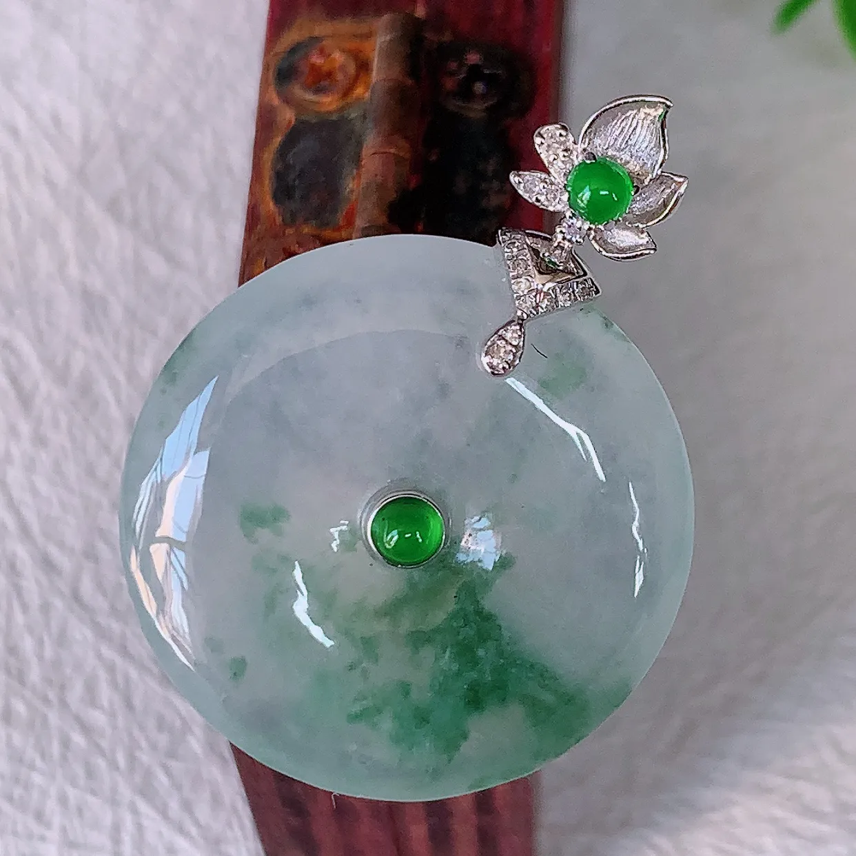 自然光实拍，18K金镶嵌冰种飘花翡翠平安扣吊坠，翡翠平安扣，冰润光泽，寓意平平安安，平安扣佩戴时尚漂