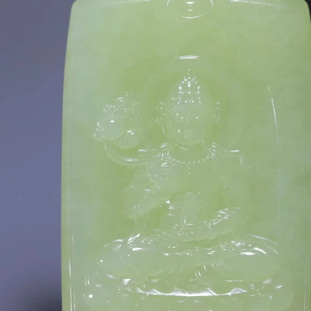 精品
【慈航普渡】和田玉黄口冰肌玉骨，明艳冰黄似晨曦初凝。立体雕工勾勒观音妙相，衣袂翩跹若流风回雪，玉色透光如琥珀融冰，冰润质地映照慈悲眉目，尽显法相庄严，垂目含笑纳世间百态，玉身通透如琉璃净界，袖摆层叠生莲纹暗涌。金黄玉色鲜亮如金粟缀身，佩之若揽月华入怀，小件藏大韵，禅意伴朝夕。
【规格】73-40-11mm,67.5g
t9.16 1322