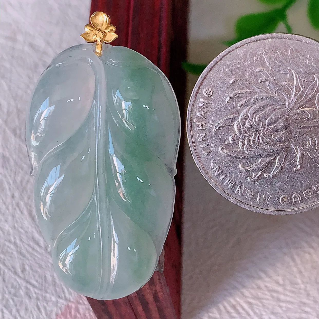 18K金镶嵌冰种飘花翡翠叶子吊坠 ，种水足，色泽清新，工艺精湛，叶子寓意美好；金枝玉叶，事业有成。#00.16