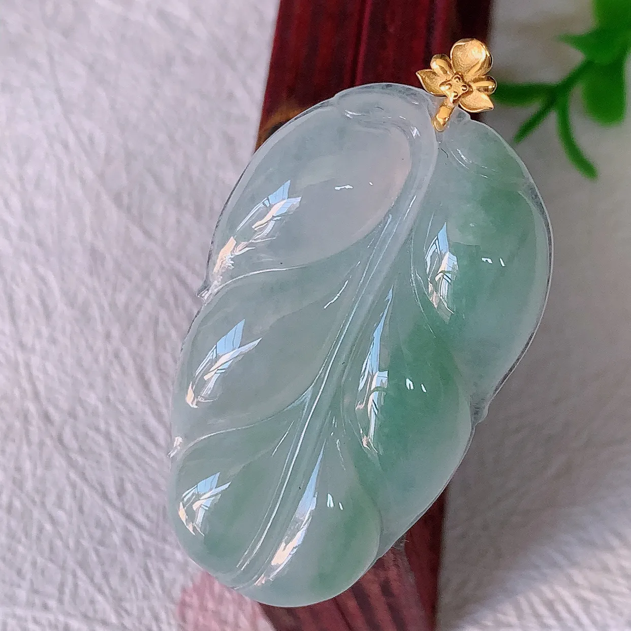 18K金镶嵌冰种飘花翡翠叶子吊坠 ，种水足，色泽清新，工艺精湛，叶子寓意美好；金枝玉叶，事业有成。#00.16