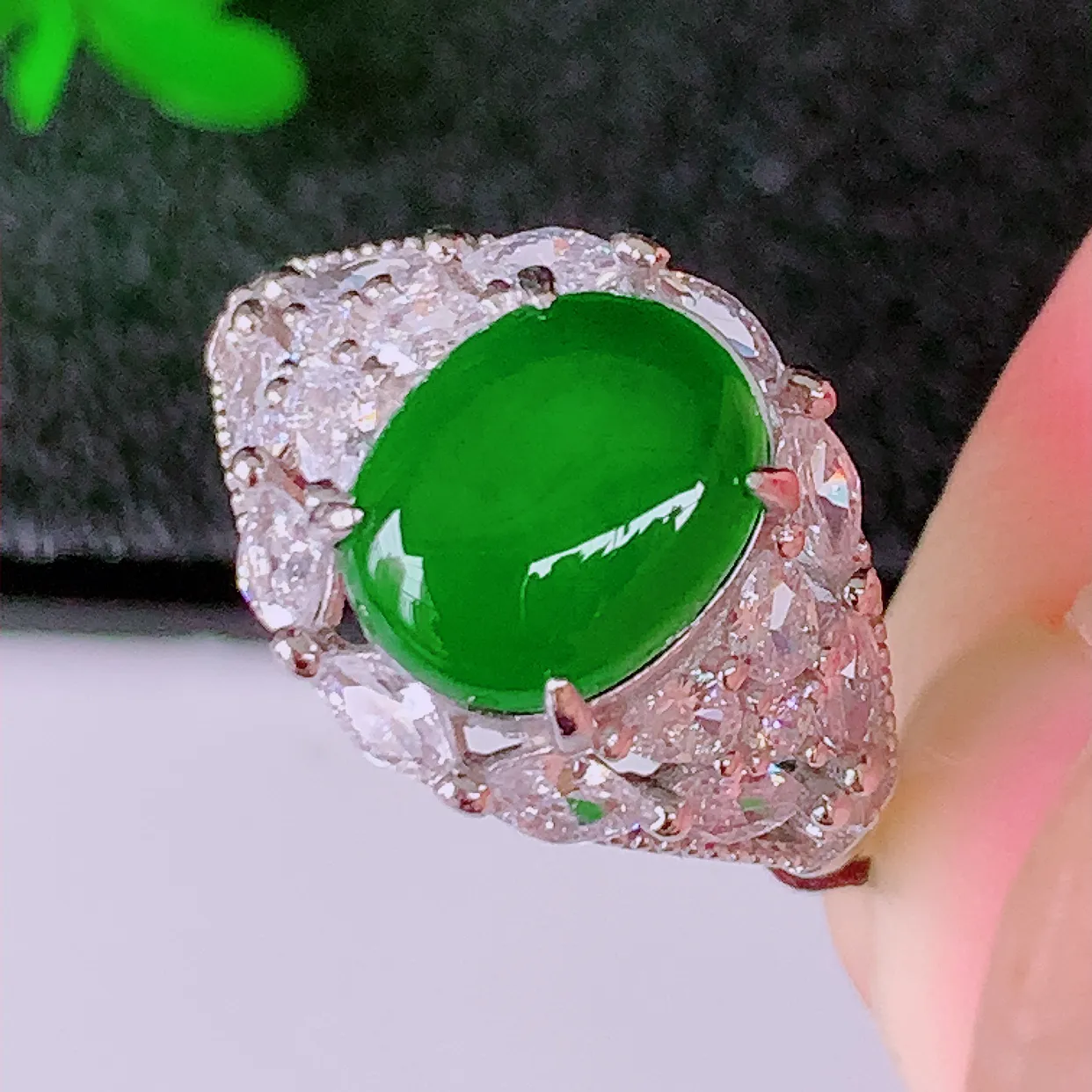 冰透满绿翡翠925银镶嵌戒指，自然光实拍，翠色灵动，颜色漂亮，种老水足，品相佳，佩戴佳品！#97.16（圈口可调大小）整体23.8*17.2*6裸9.5/7.5