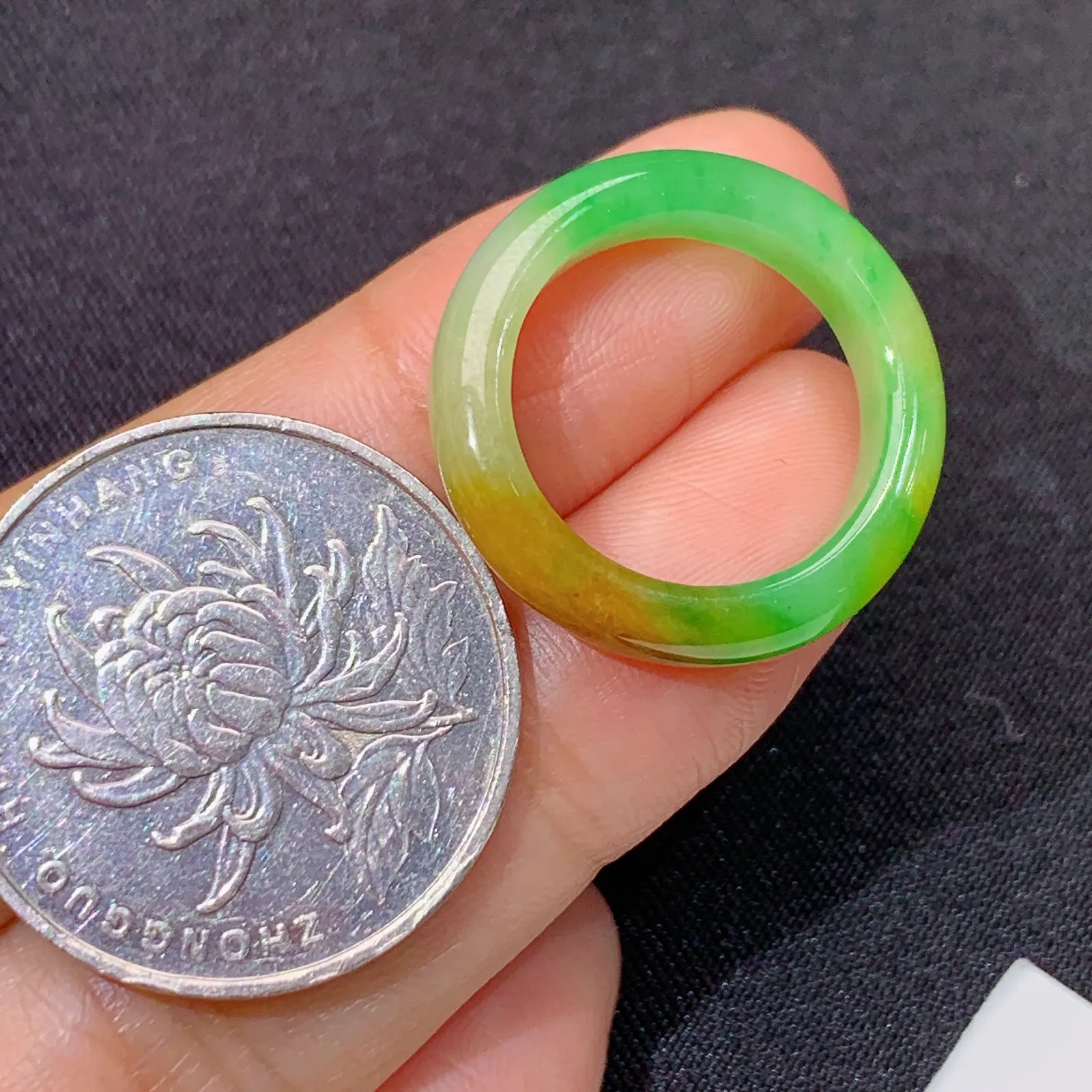黄飘绿戒圈，指环，冰润鲜艳，玉质细腻，种水足 圈口12 尺寸4.6*3.1