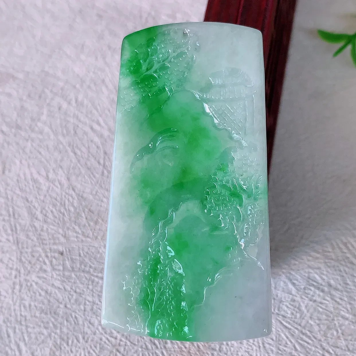 自然光实拍，冰飘绿山水牌吊坠，翡翠山水，立体生动形象，山水素材布局合理，意境感佳，佩戴上身效果更高贵 #1.16