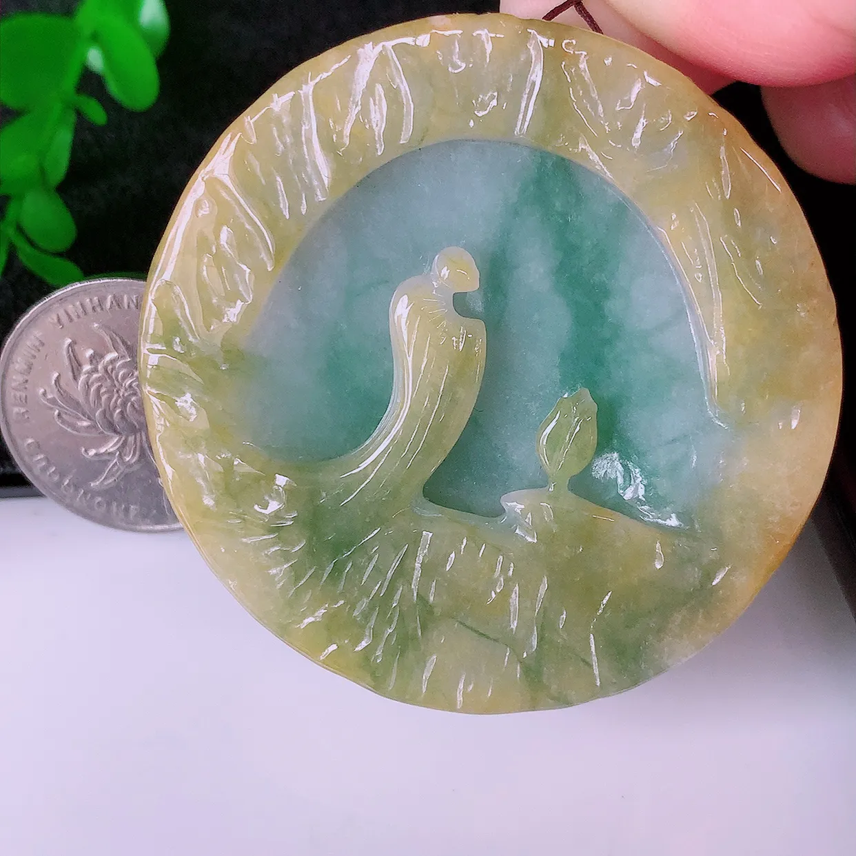 自然光实拍，特色黄加绿翡翠三彩悟道吊坠，翡翠悟道寓意“祥和，安宁，吉祥，幸福”，佩戴效果优雅迷人，性价比超高！#60.16