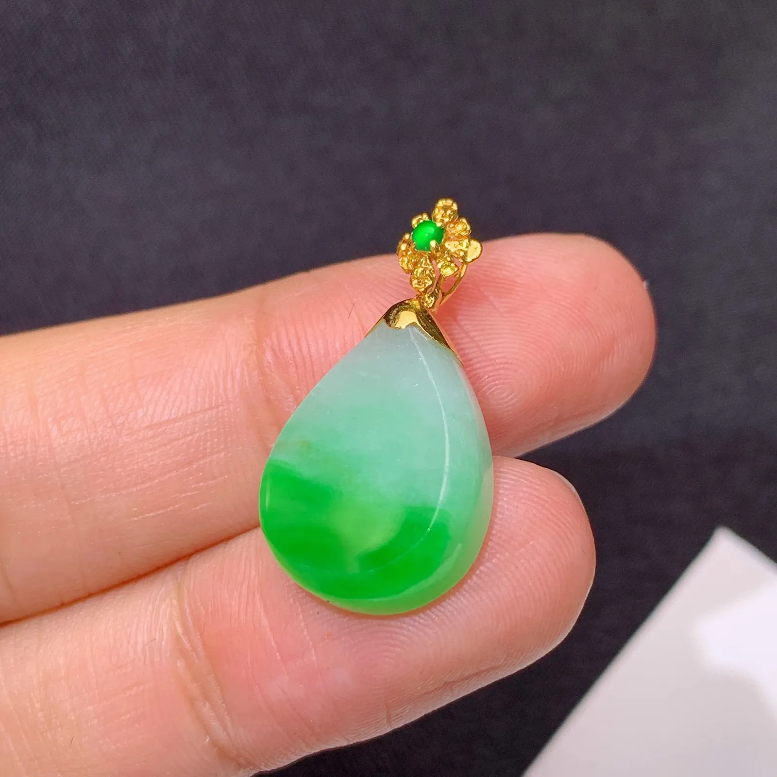 飘绿水滴吊坠，18k金镶嵌，冰润色阳，玉质细腻，种水足 尺寸23.1*12.1*4.6