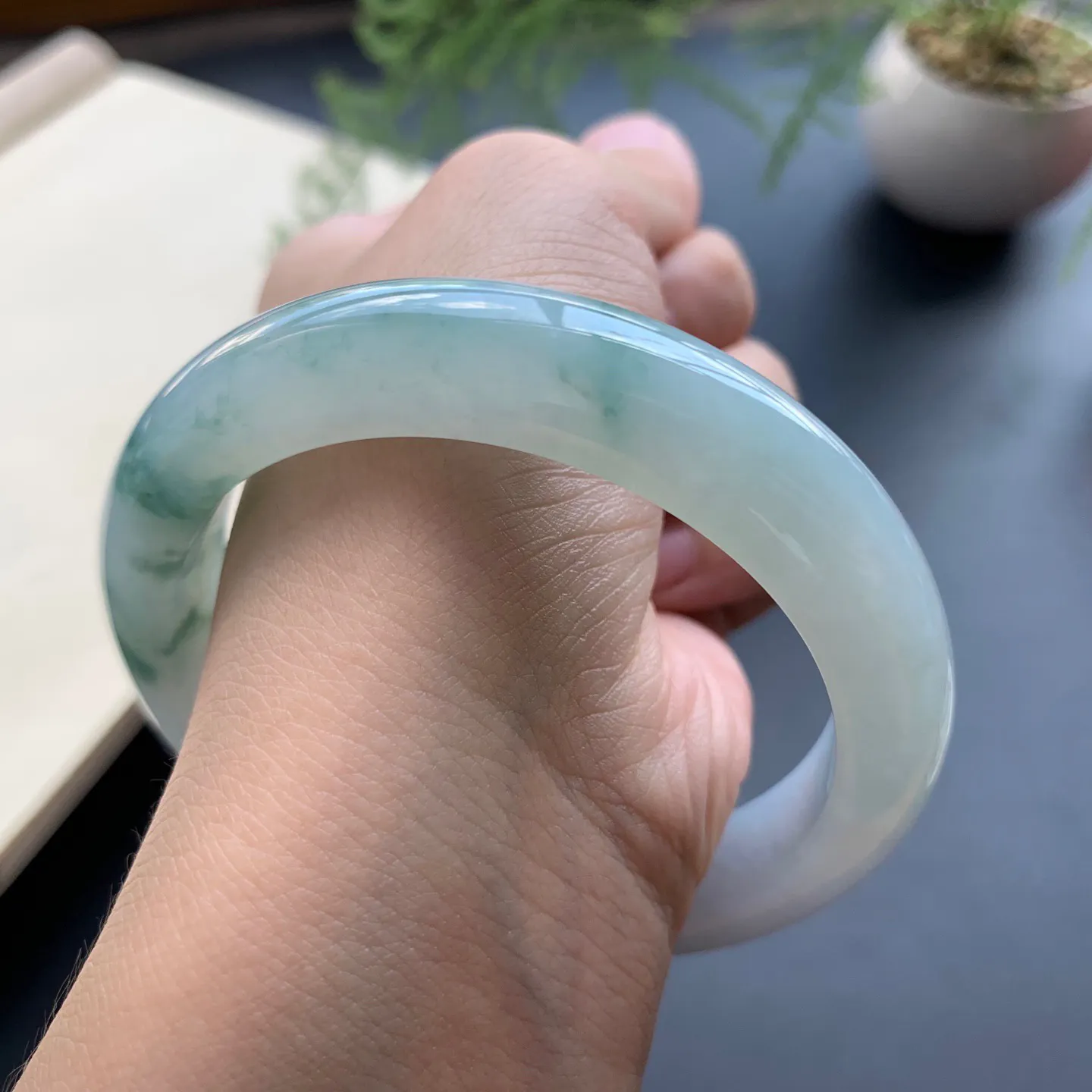 58圈口飘花正圈手镯 尺寸：58-12.5-9，无纹裂，细腻光滑，花色灵动