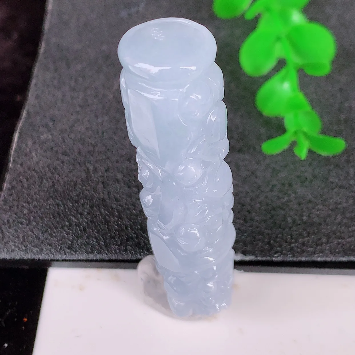 自然光实拍，冰润紫罗兰翡翠招财貔貅柱吊坠，民间有“一摸貔貅运程旺盛，再摸貔貅财运滚滚，三摸貔貅平步青云 ”的美好祝愿。#01.16