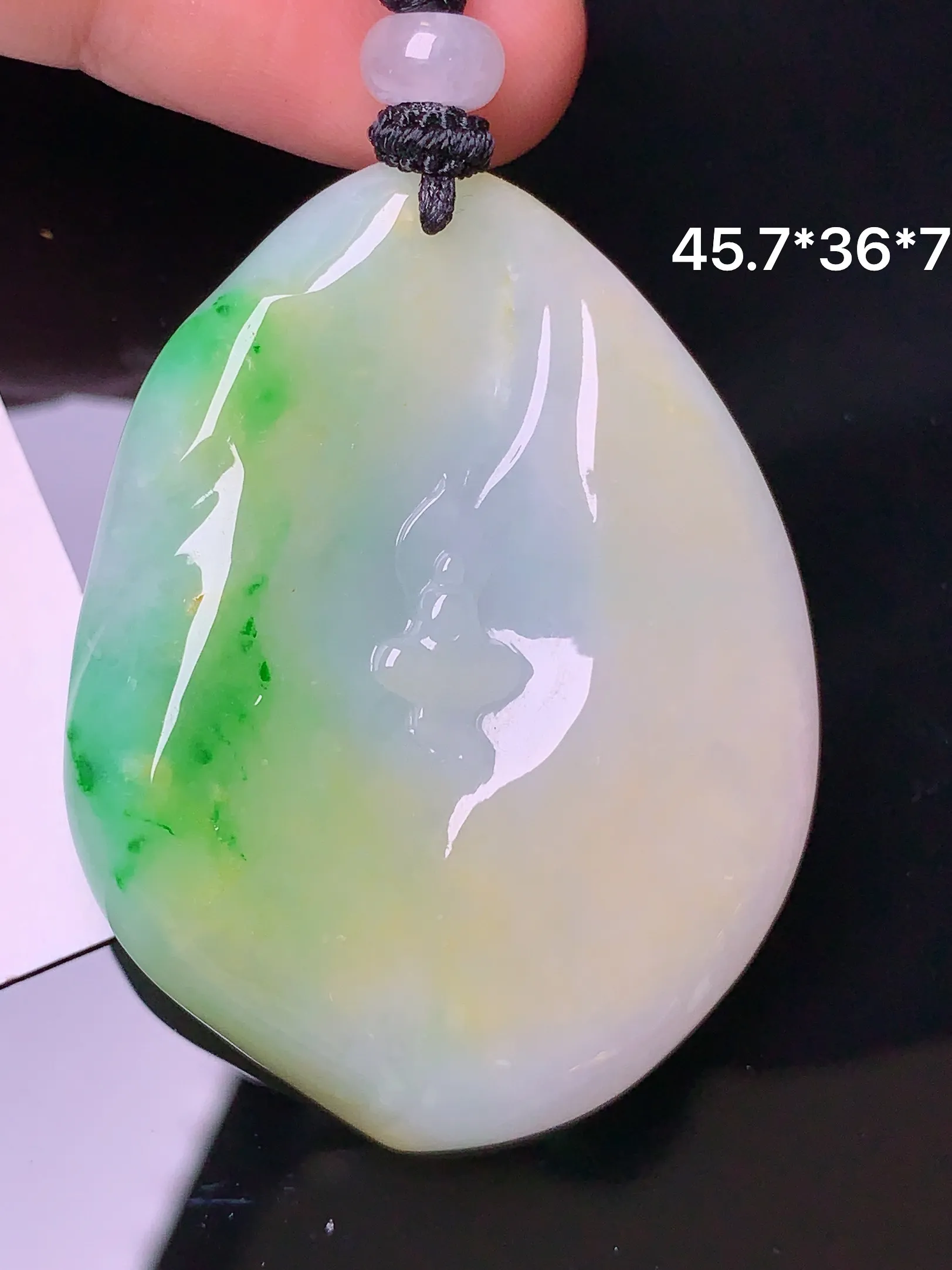 黄绿雕花牌吊坠 玉质细腻 色泽艳丽  整体尺寸45.7*36*7