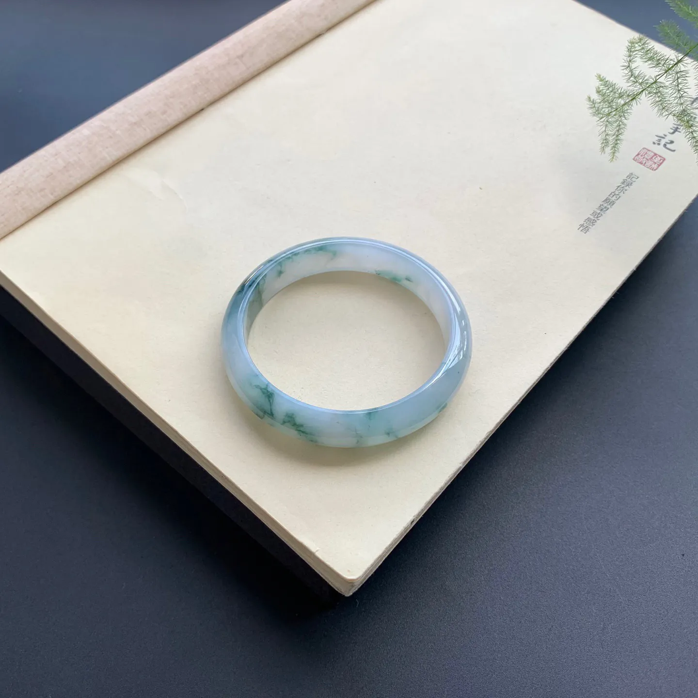 58圈口飘花正圈手镯 尺寸：58-12.6-7.3，无纹裂，细腻光滑，花色唯美