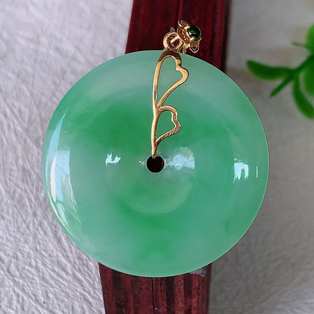 自然光实拍，18K金镶嵌冰飘绿翡翠平安扣吊坠，翡翠平安扣，冰润光泽，寓意平平安安，平安扣佩戴时尚漂亮