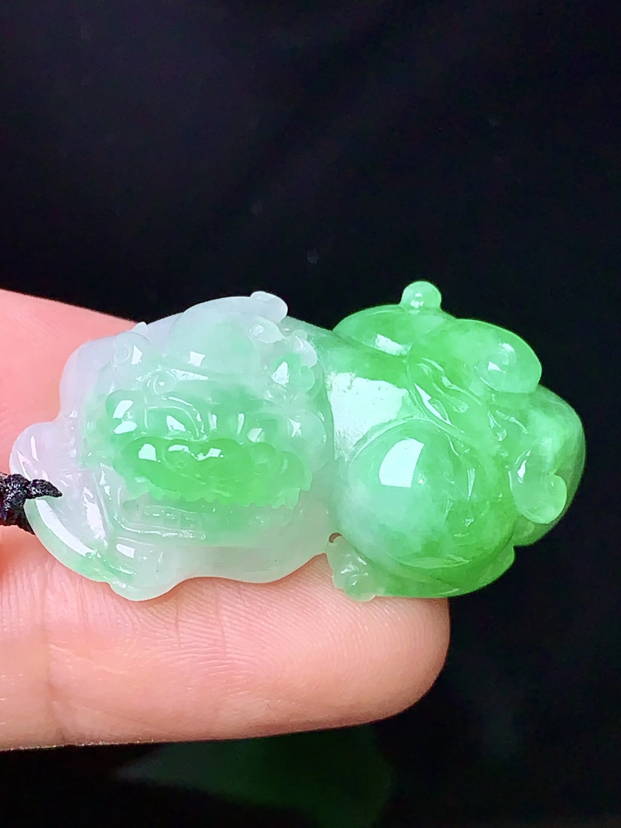 飘绿貔貅吊坠 玉质细腻 色泽艳丽  整体尺寸35*19.2*10.8