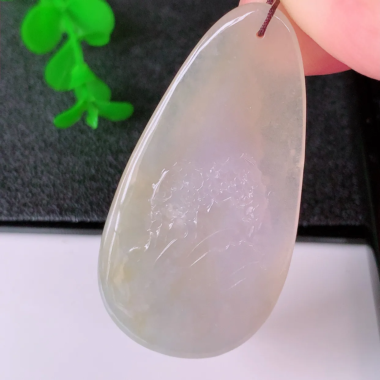 自然光实拍，冰黄翡双彩翡翠山水牌吊坠，寓意“常青、背靠大山、水（财）长流、平安之意”生机盎然的翠意，一眼既心醉，雕工精致，佩戴效果优雅迷人！#60.16