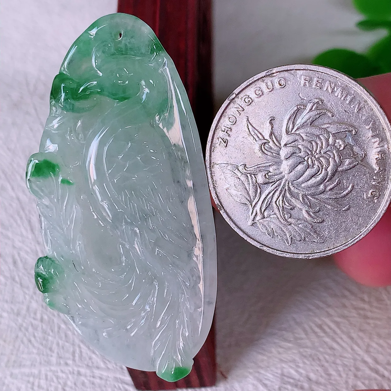 自然光实拍，冰种飘绿翡翠招财凤凰吊坠，种老水足，雕工精湛 ，寓意美好，佩戴时尚出众！#81.16
