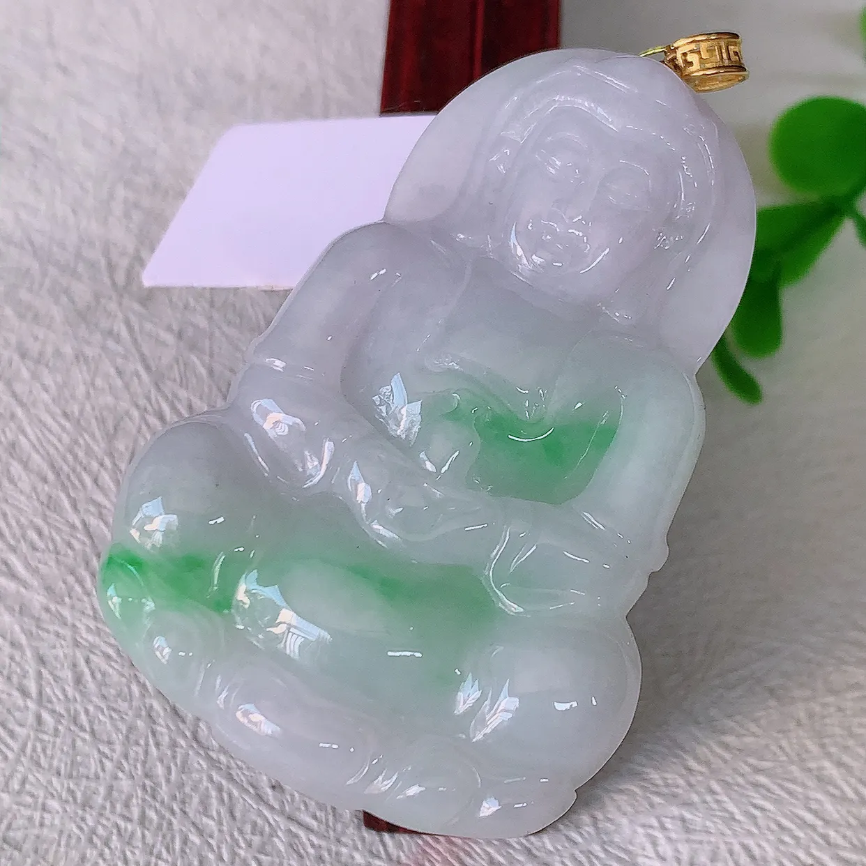 自然光实拍，18K金镶嵌冰润飘绿观音菩萨吊坠，赐福翡翠观音，翠绿迷人，观音面相端庄，佩戴时尚出众！#35.16整体59.5裸石53*35.5*5.8