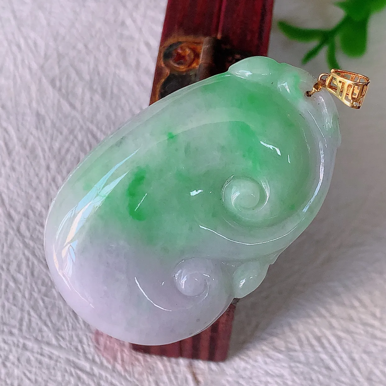 18k金镶嵌水润春带彩翡翠吊坠，沁人心脾，精致典雅的设计，为佩戴者，增添色彩，送礼自留都是佳品选择！#00.16