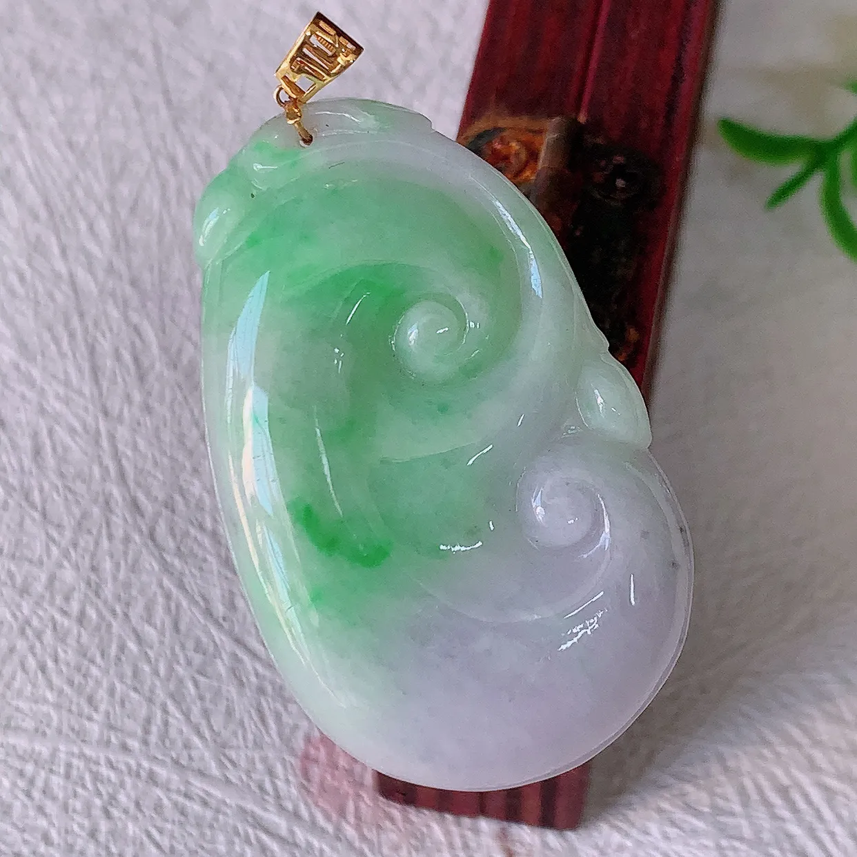 18k金镶嵌水润春带彩翡翠吊坠，沁人心脾，精致典雅的设计，为佩戴者，增添色彩，送礼自留都是佳品选择！#00.16