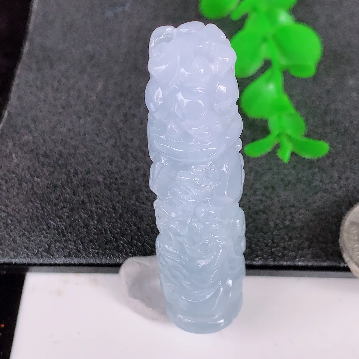 自然光实拍，冰润紫罗兰翡翠招财貔貅柱吊坠，民间有“一摸貔貅运程旺盛，再摸貔貅财运滚滚，三摸貔貅平步青云 ”的美好祝愿。#01.16