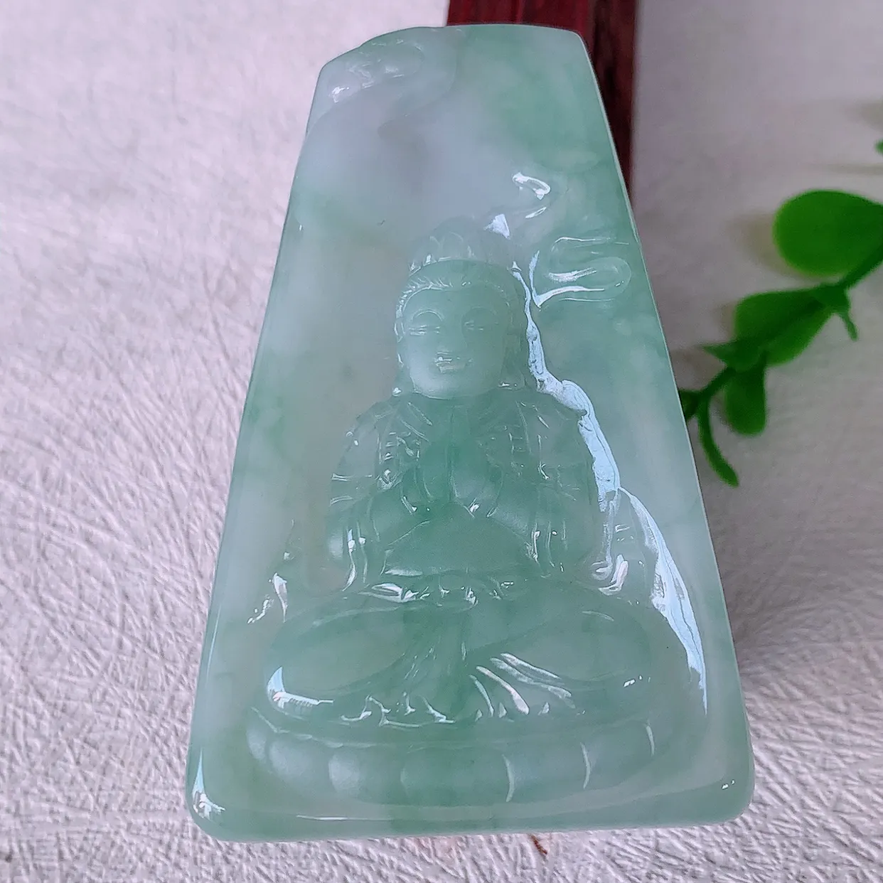 自然光实拍，冰飘花观音菩萨吊坠，赐福翡翠观音，翠绿迷人，观音面相端庄，佩戴时尚出众！#03.16