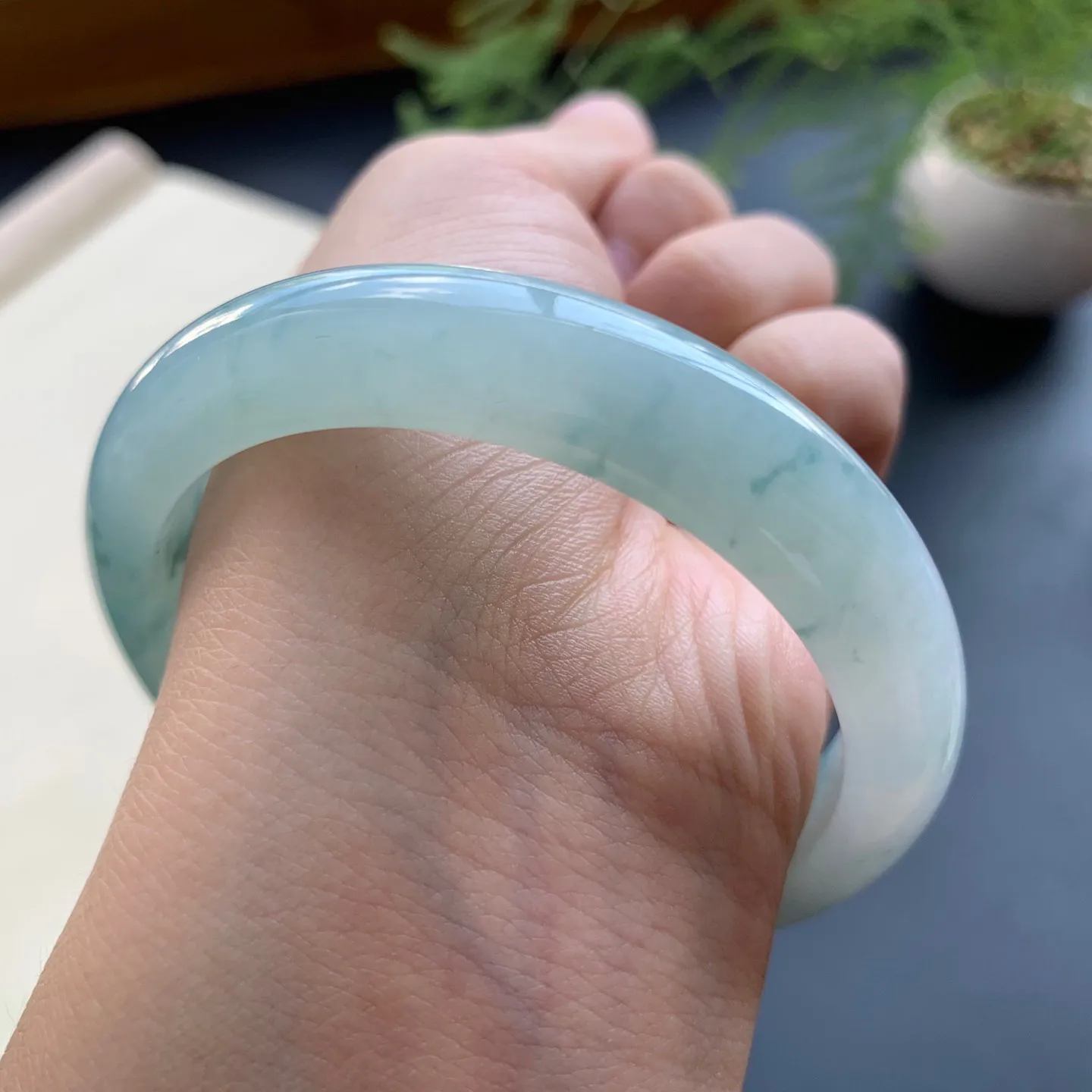 55.8圈口飘花正圈手镯 尺寸：55.8-12-8，无纹裂，水润起胶，花色灵动