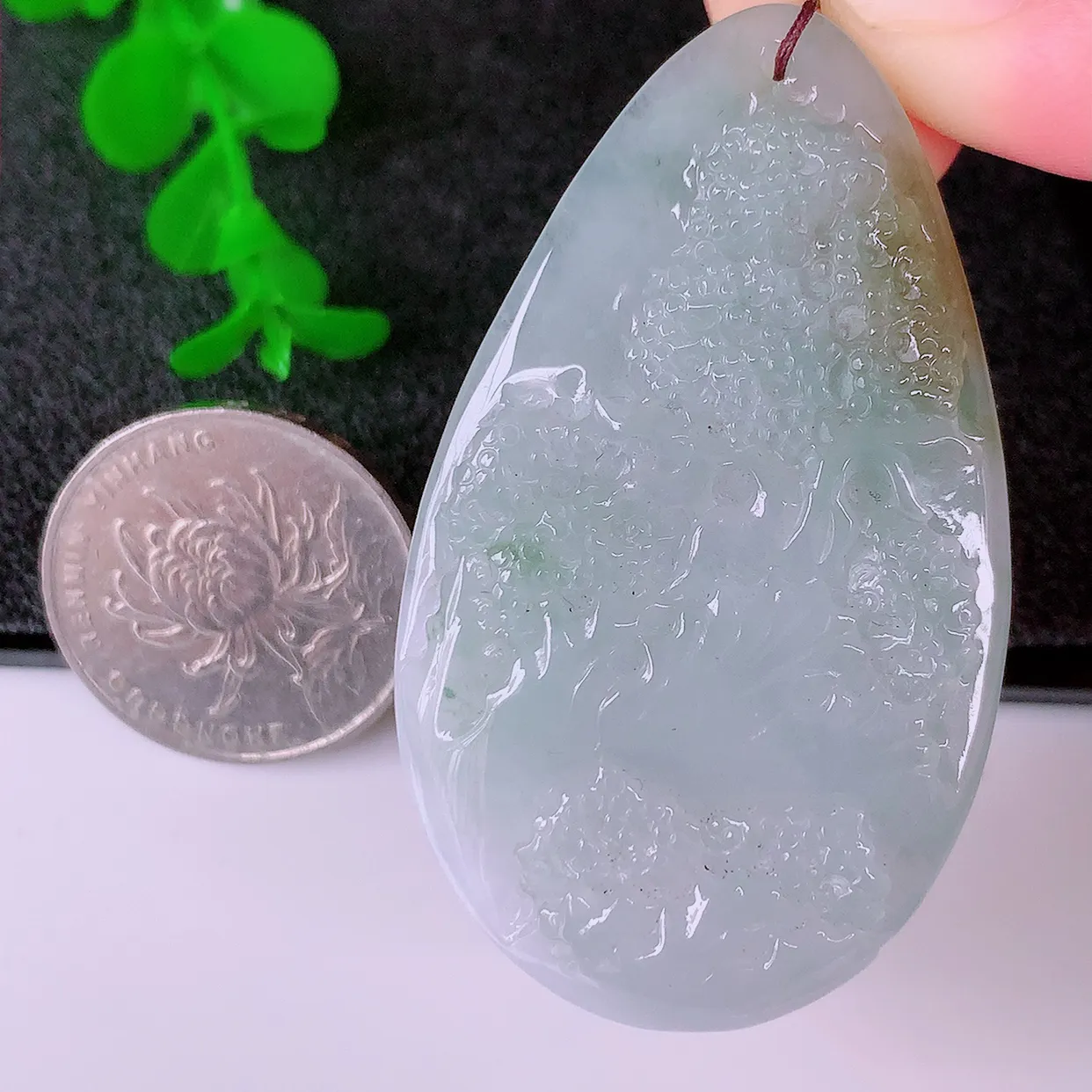 自然光实拍，冰黄翡双彩翡翠山水牌吊坠，翡翠山水牌，寓意“常青、背靠大山、水（财）长流、平安之意”生机盎然的翠意，一眼既心醉，雕工精致，佩戴效果优雅迷人！#60.16