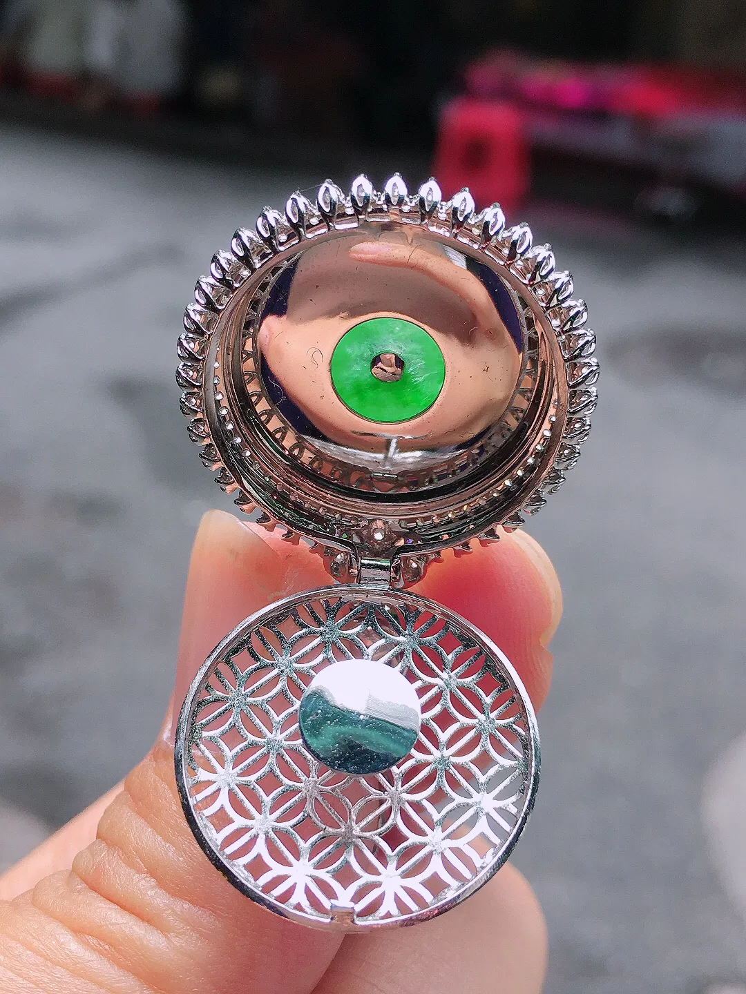 阳绿平安扣吊坠，色泽均匀艳丽，玉质细腻，荧光感超
强，饱满圆润，尽显优雅气质，18k
金豪华镶嵌