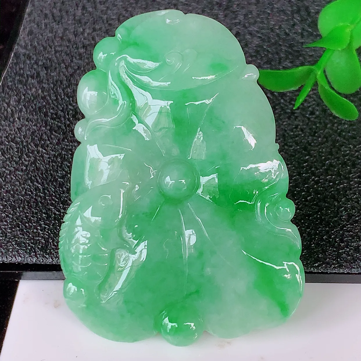 自然光实拍，冰润飘绿翡翠荷叶鱼、和和美美玉坠，财源广进，自然隐逸、荷本是素不着尘之物，有和美之寓意。