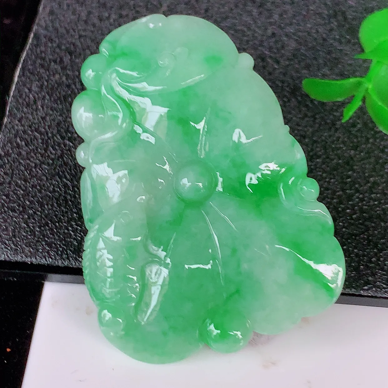 自然光实拍，冰润飘绿翡翠荷叶鱼、和和美美玉坠，财源广进，自然隐逸、荷本是素不着尘之物，有和美之寓意。#05.16