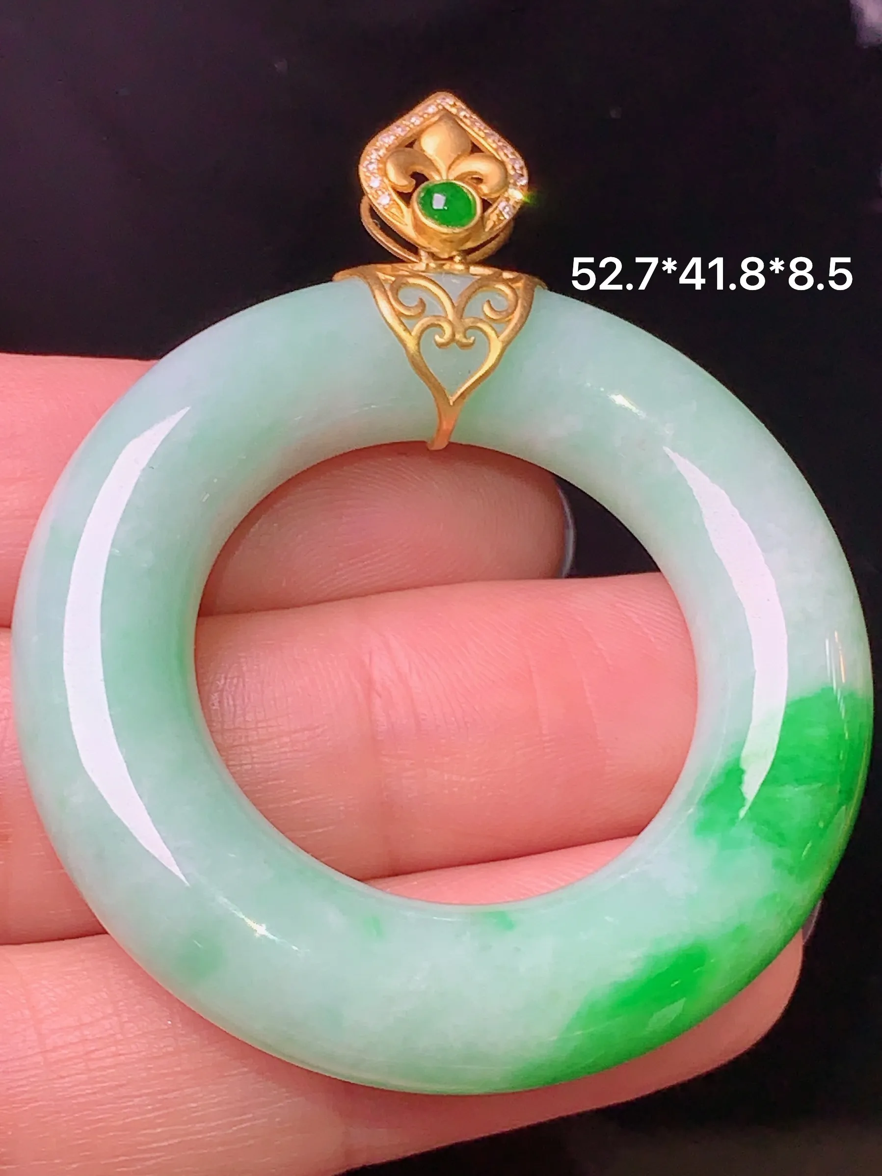 18k金钻镶嵌飘绿平安环吊坠 玉质细腻 色泽艳丽  整体尺寸52.7*41.8*8.5