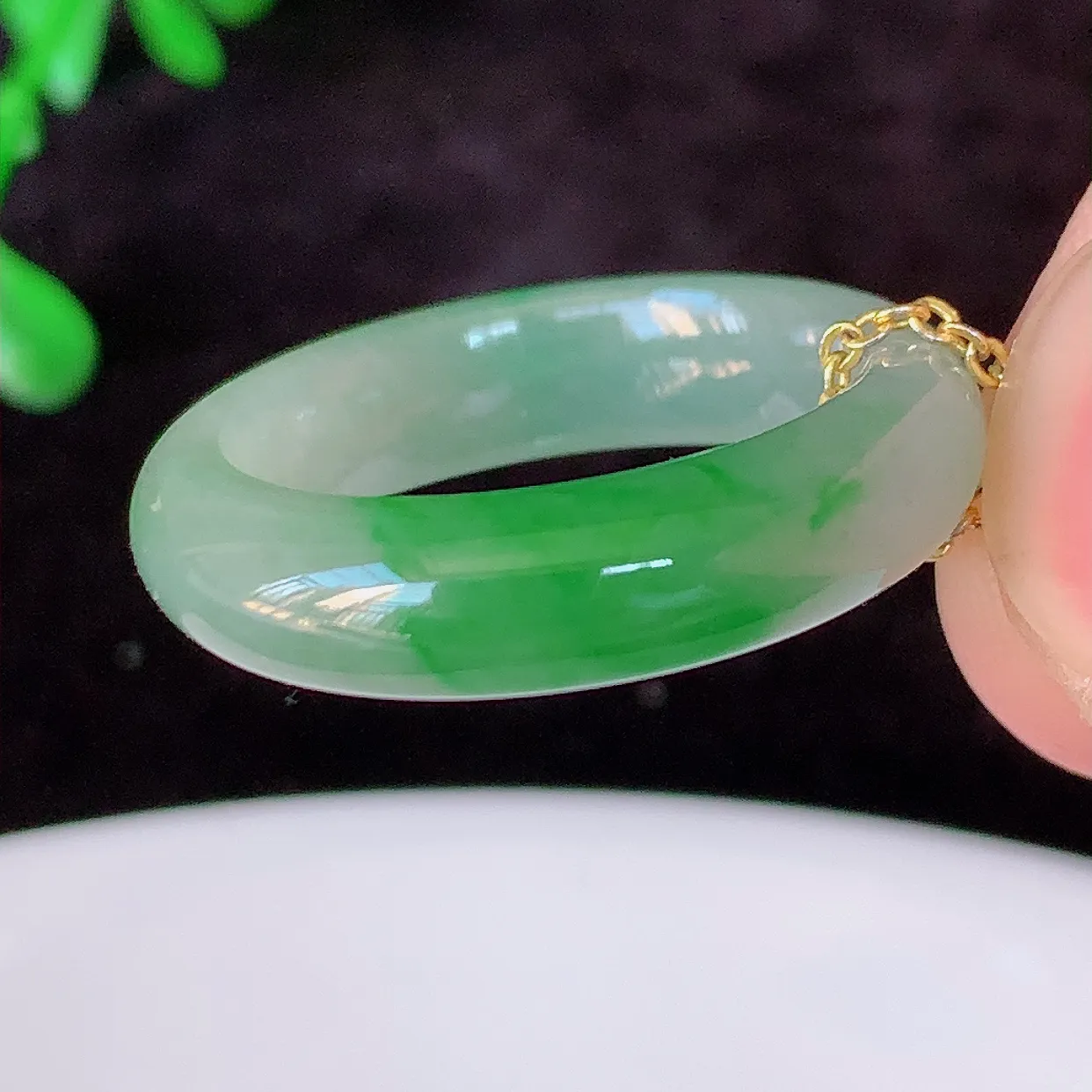 自然光实拍，18mm内径冰飘绿翡翠指环，玉戒指，玉质莹润，好精美好冰润的指环，17圈口，上手纤巧！#1.16尺寸18*5.2*3.6mm