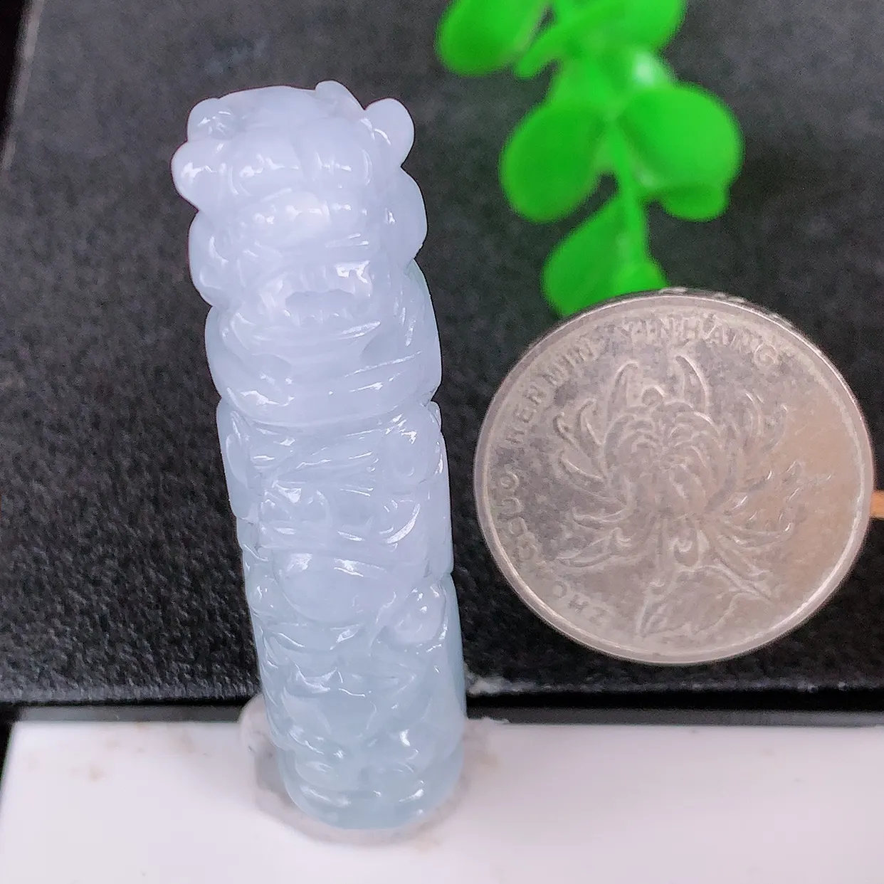 自然光实拍，冰润紫罗兰翡翠招财貔貅柱吊坠，民间有“一摸貔貅运程旺盛，再摸貔貅财运滚滚，三摸貔貅平步青云 ”的美好祝愿。#01.16