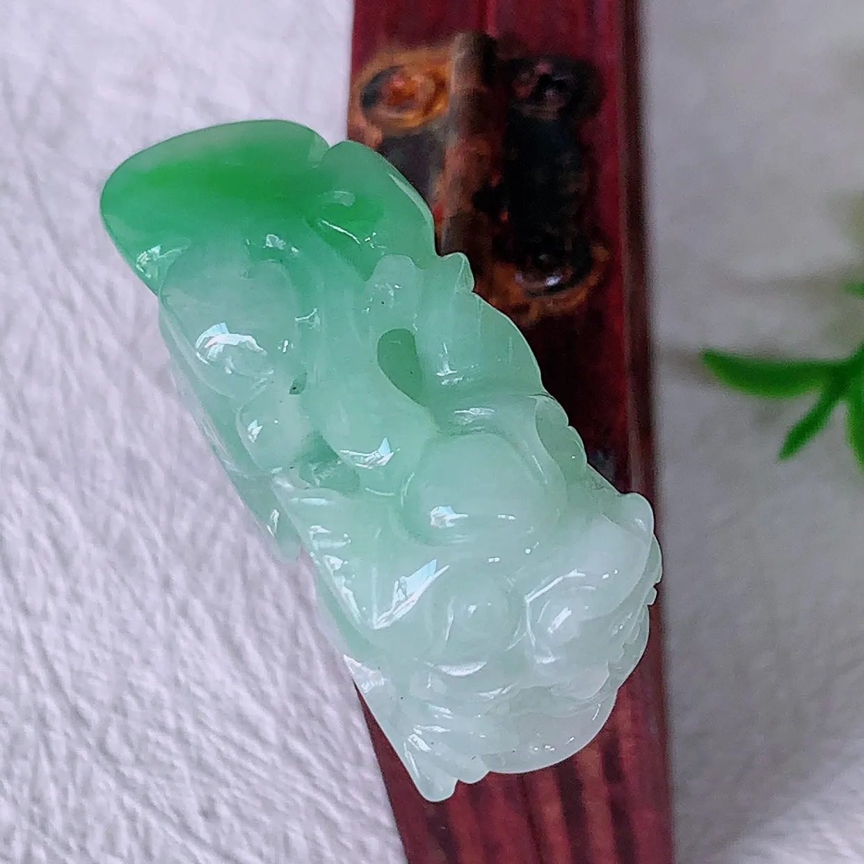 自然光实拍，冰润飘绿翡翠招财貔貅吊坠， 民间有“一摸貔貅运程旺盛，再摸貔貅财运滚滚，三摸貔貅平步青云 ”的美好祝愿。#81.16
