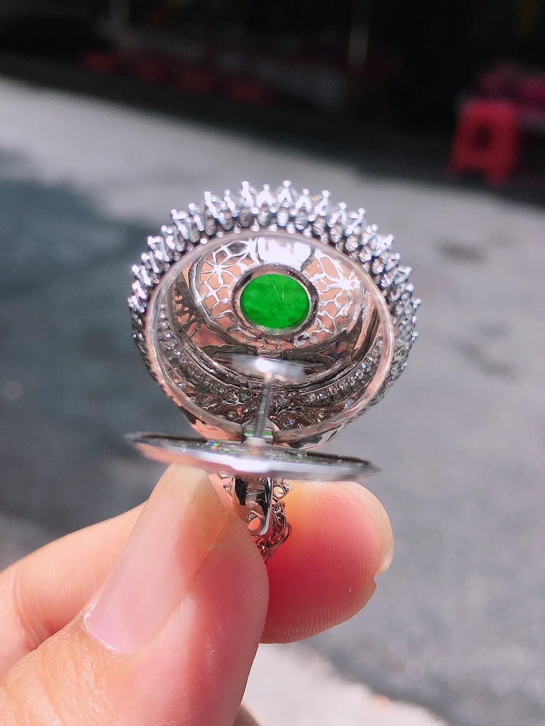 阳绿平安扣吊坠，色泽均匀艳丽，玉质细腻，荧光感超
强，饱满圆润，尽显优雅气质，18k
金豪华镶嵌
