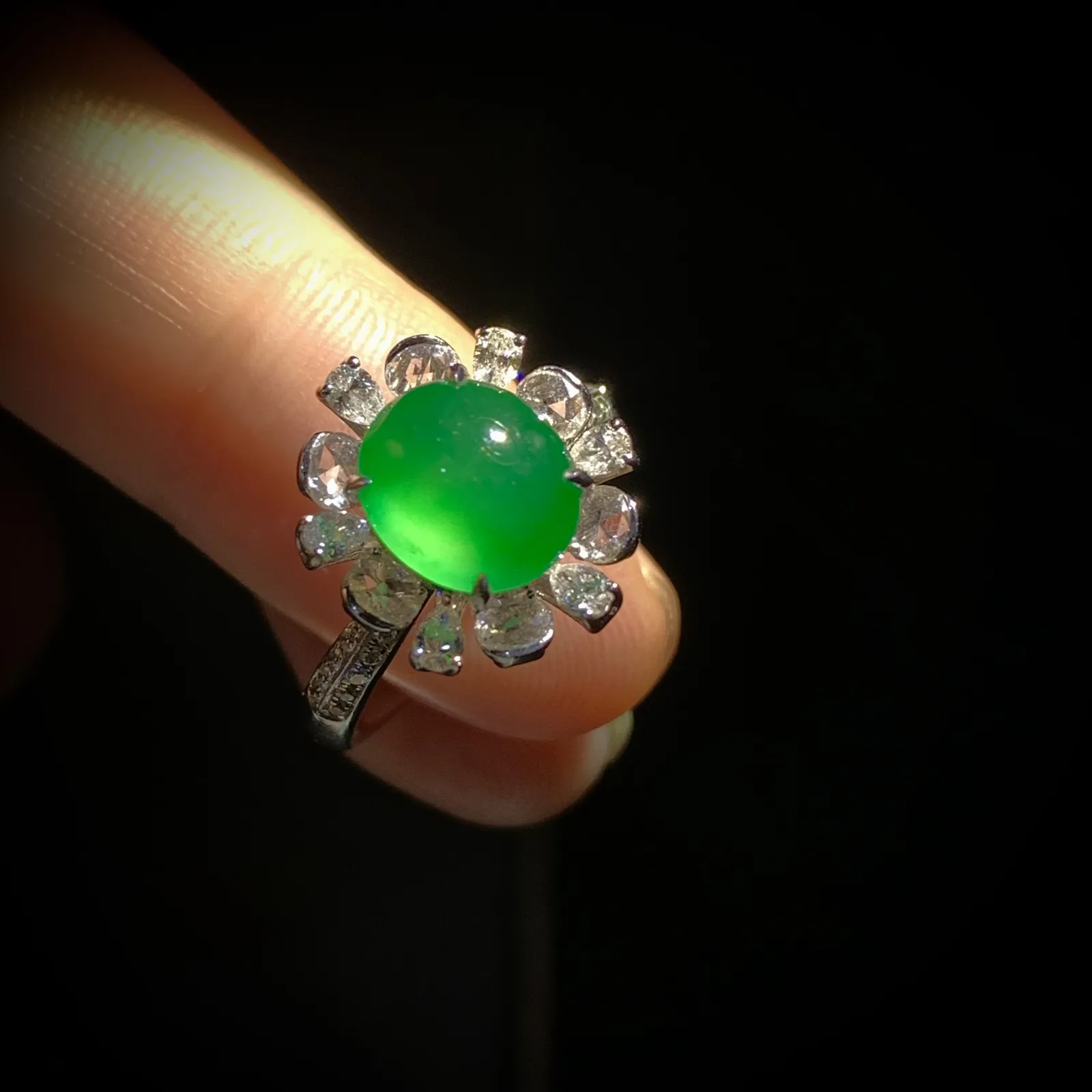 绿蛋面戒指，裸石9.2-8-4.5mm，14#，
18K金，南非钻。