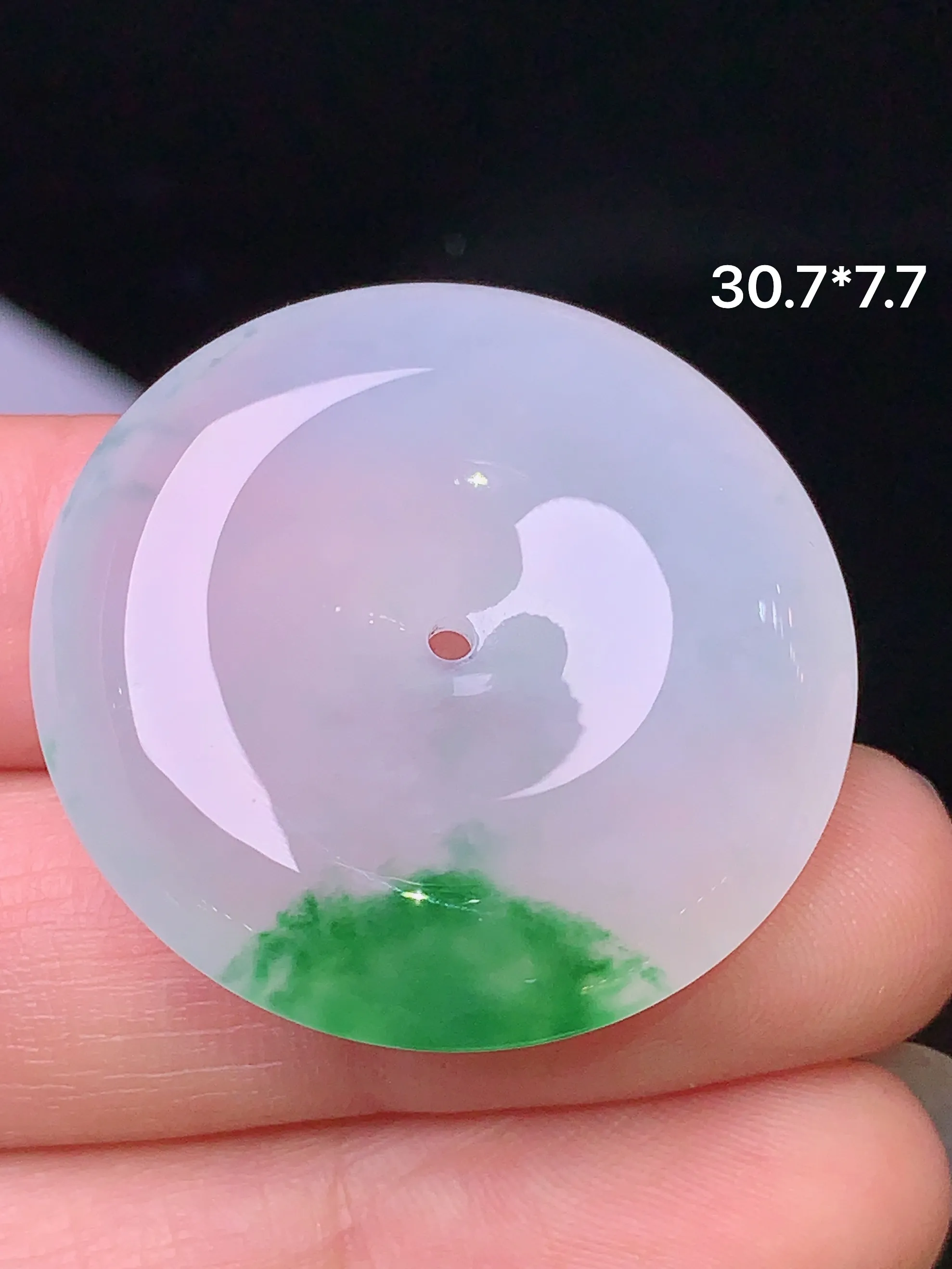 飘绿平安扣吊坠 玉质细腻 色泽艳丽  整体尺寸30.7*7.7