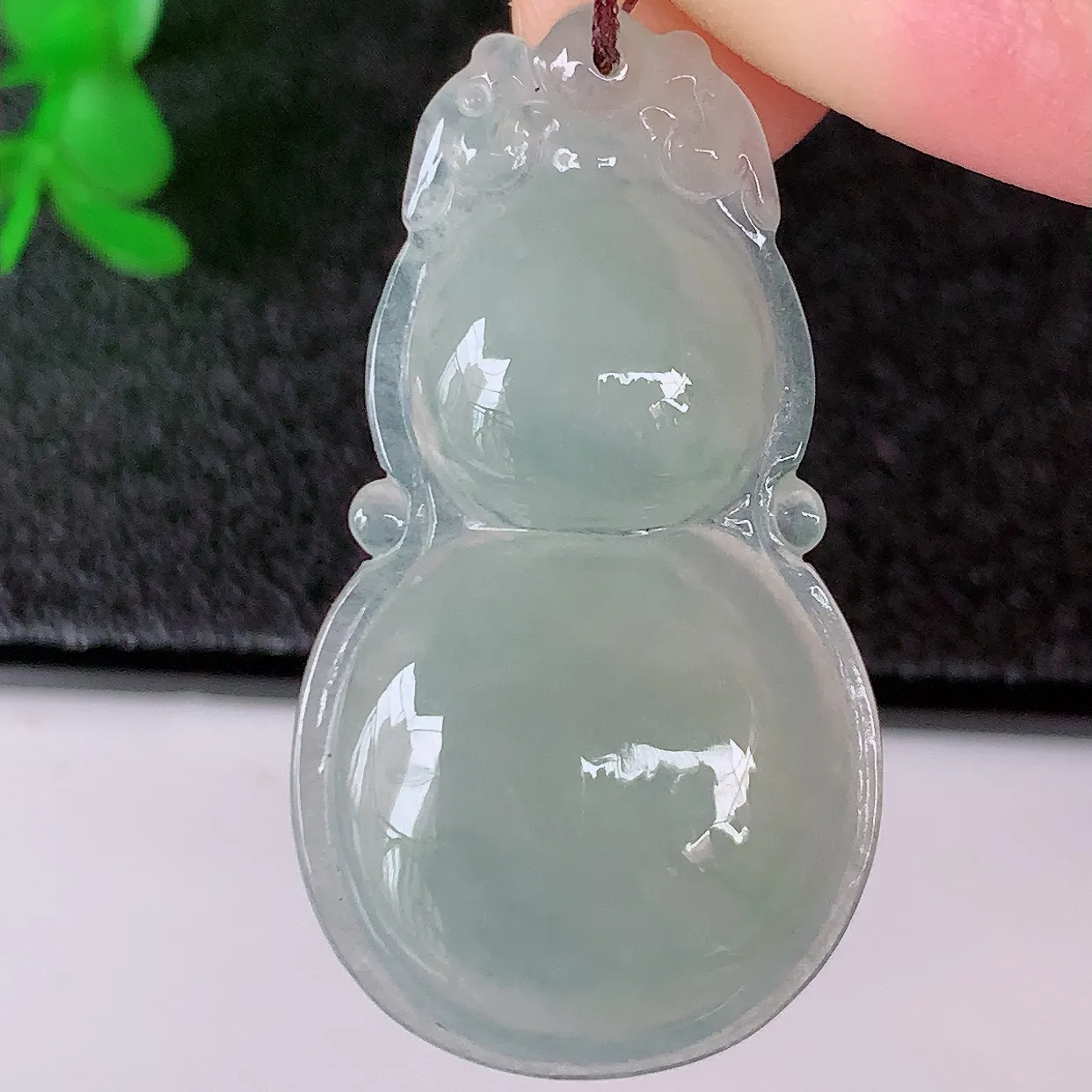 自然光实拍，冰种翡翠葫芦吊坠，葫芦寓意福禄双全，财源滚滚，饱满，清新脱俗，佩戴效果优雅迷人！#57.