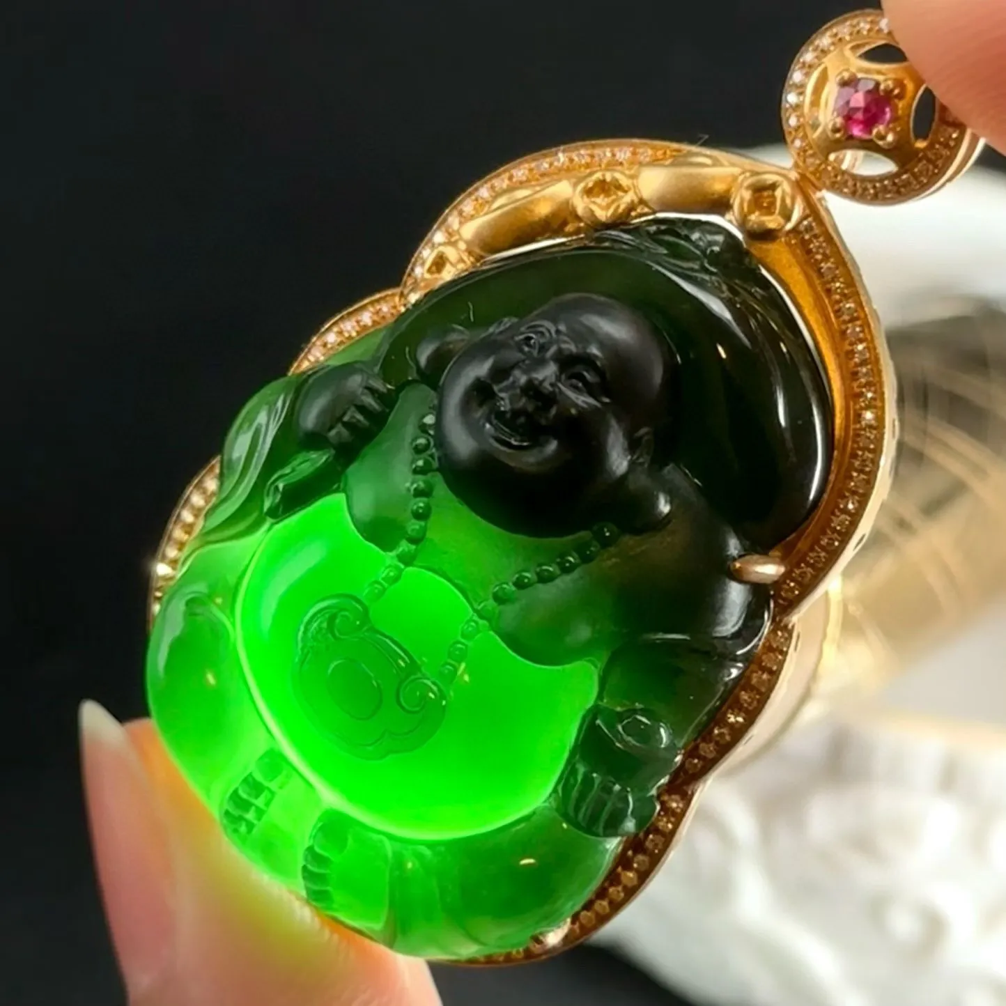 墨翠逍遥佛 种好色正 黑度极好 打灯通透 油性十足 尺寸48.4
