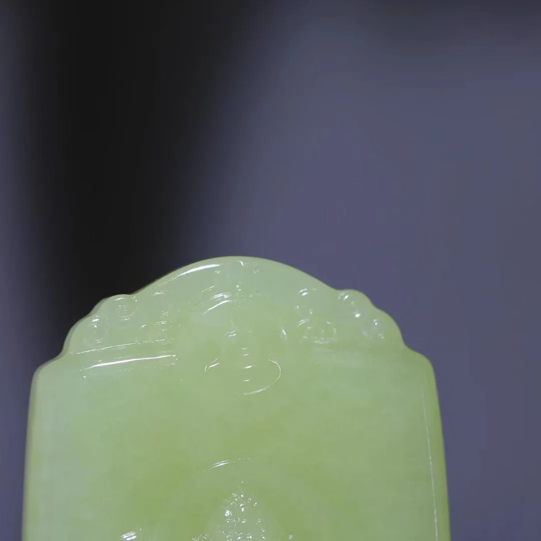 精品
【慈航普渡】和田玉黄口冰肌玉骨，明艳冰黄似晨曦初凝。立体雕工勾勒观音妙相，衣袂翩跹若流风回雪，