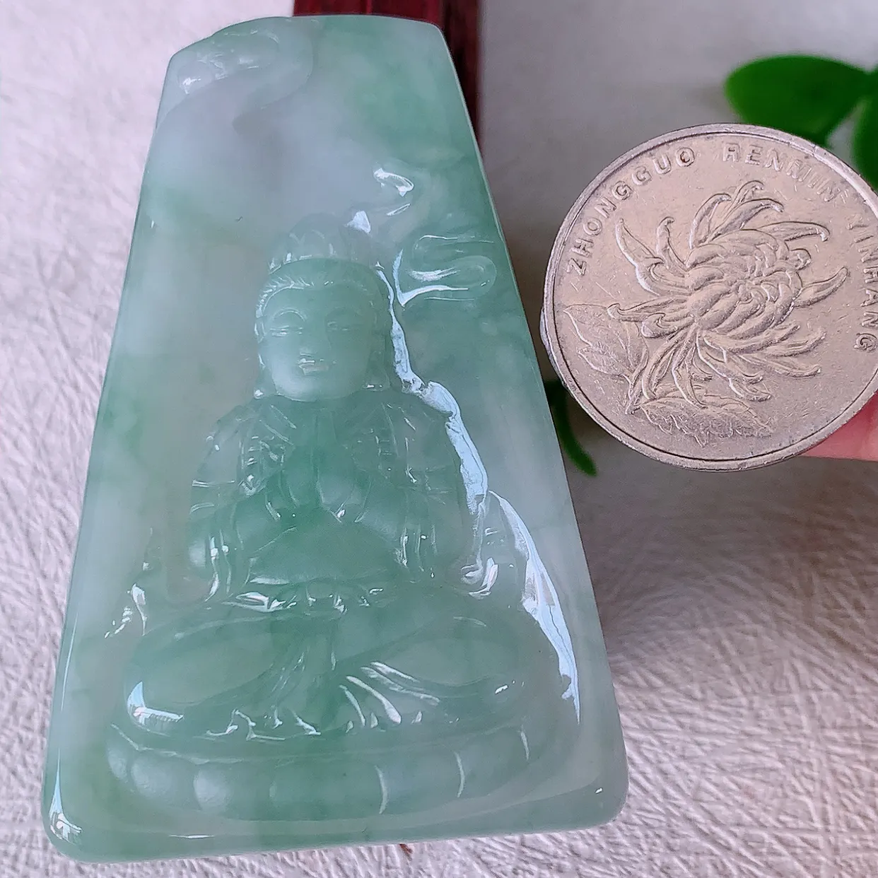 自然光实拍，冰飘花观音菩萨吊坠，赐福翡翠观音，翠绿迷人，观音面相端庄，佩戴时尚出众！#03.16