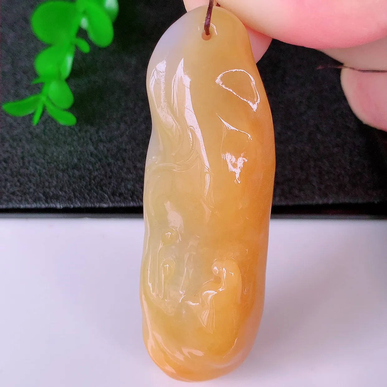 自然光实拍，特色黄翡双彩悟道吊坠，悟道寓意“祥和，安宁，吉祥，幸福”，佩戴效果优雅迷人，性价比超高！#60.16