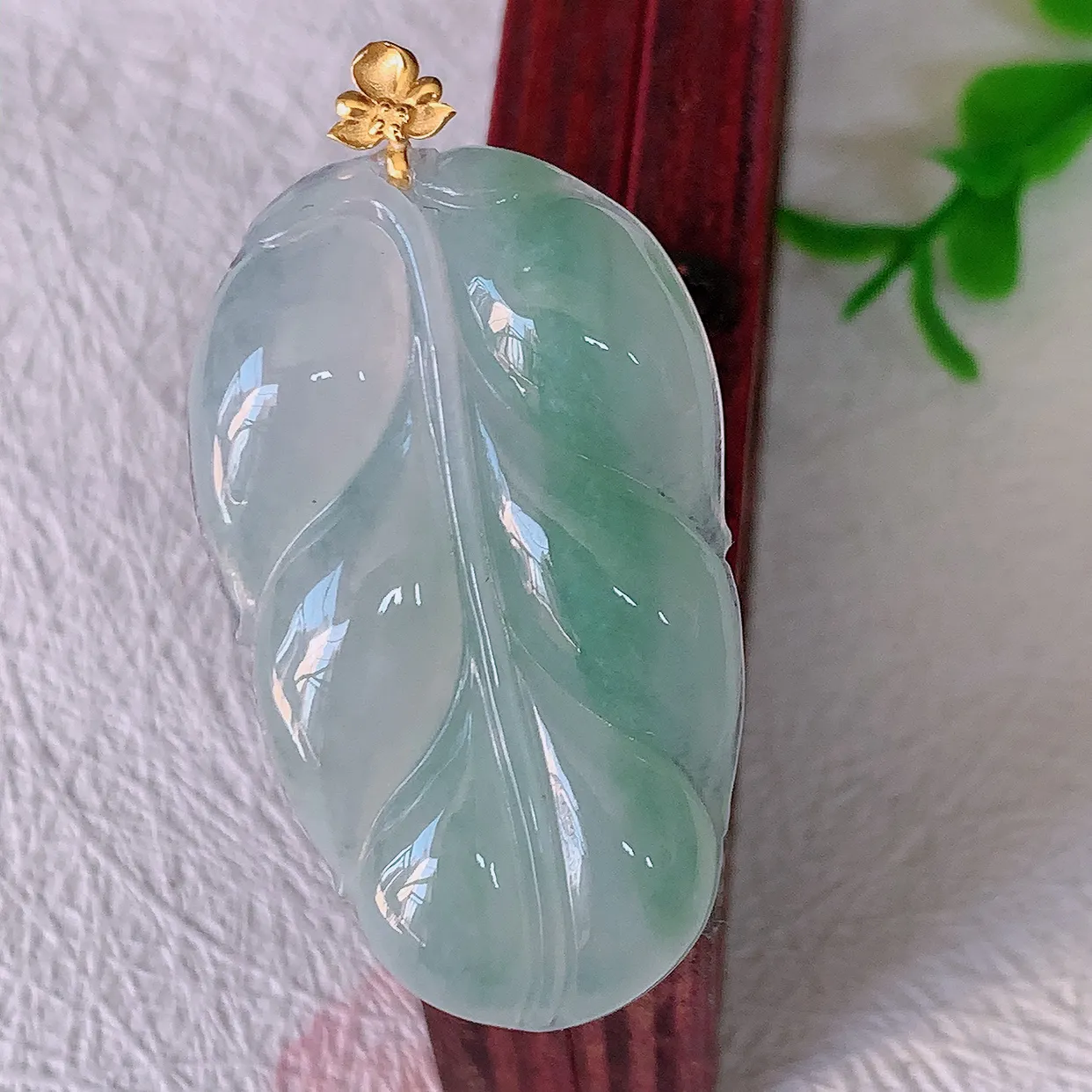 18K金镶嵌冰种飘花翡翠叶子吊坠 ，种水足，色泽清新，工艺精湛，叶子寓意美好；金枝玉叶，事业有成。#
