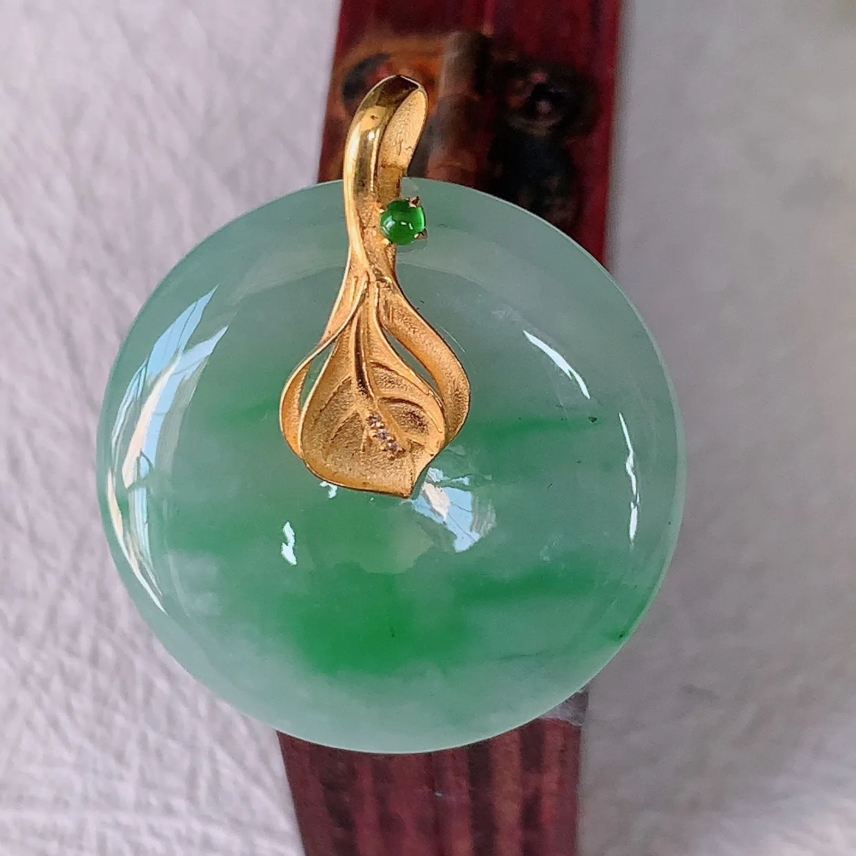 自然光实拍，18K金镶嵌冰飘绿翡翠平安扣吊坠，翡翠平安扣，冰润光泽，寓意平平安安，平安扣佩戴时尚漂亮！#1.16整体28*24.2*6.5裸石24.2*24.2
