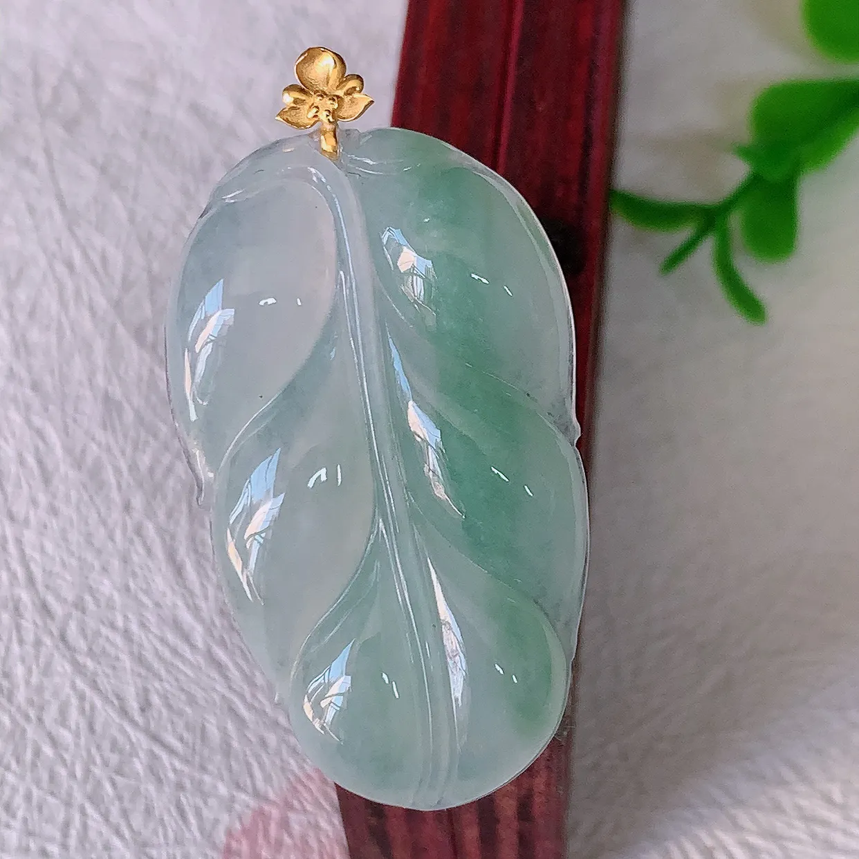18K金镶嵌冰种飘花翡翠叶子吊坠 ，种水足，色泽清新，工艺精湛，叶子寓意美好；金枝玉叶，事业有成。#00.16