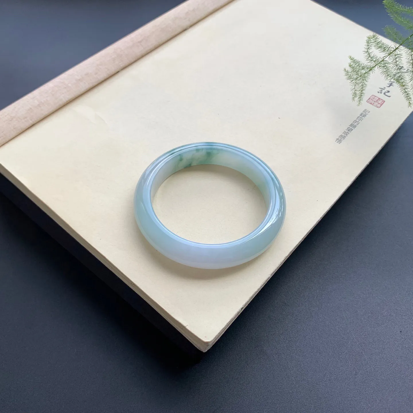 58圈口飘花正圈手镯 尺寸：58-12.5-9，无纹裂，细腻光滑，花色灵动