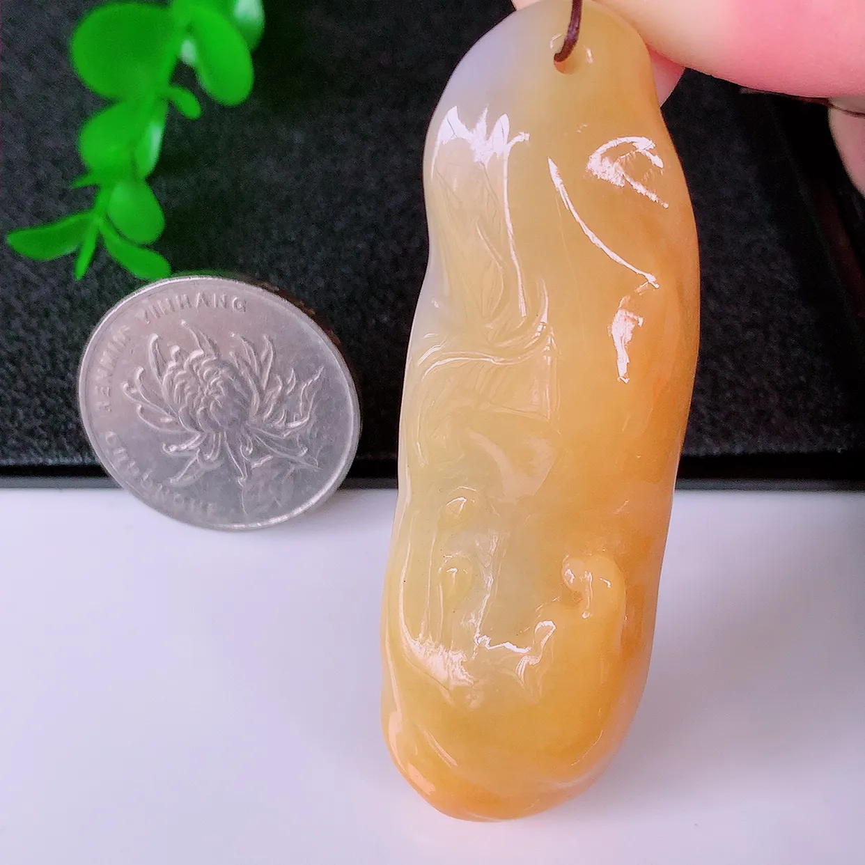 自然光实拍，特色黄翡双彩悟道吊坠，悟道寓意“祥和，安宁，吉祥，幸福”，佩戴效果优雅迷人，性价比超高！#60.16