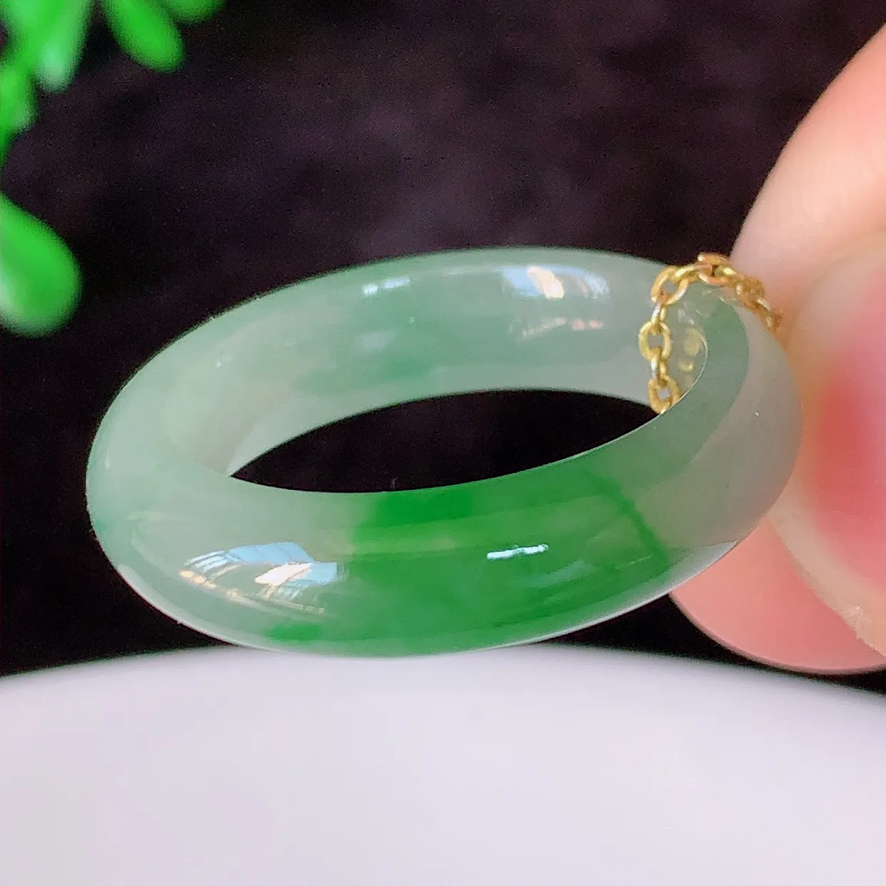 自然光实拍，18mm内径冰飘绿翡翠指环，玉戒指，玉质莹润，好精美好冰润的指环，17圈口，上手纤巧！#