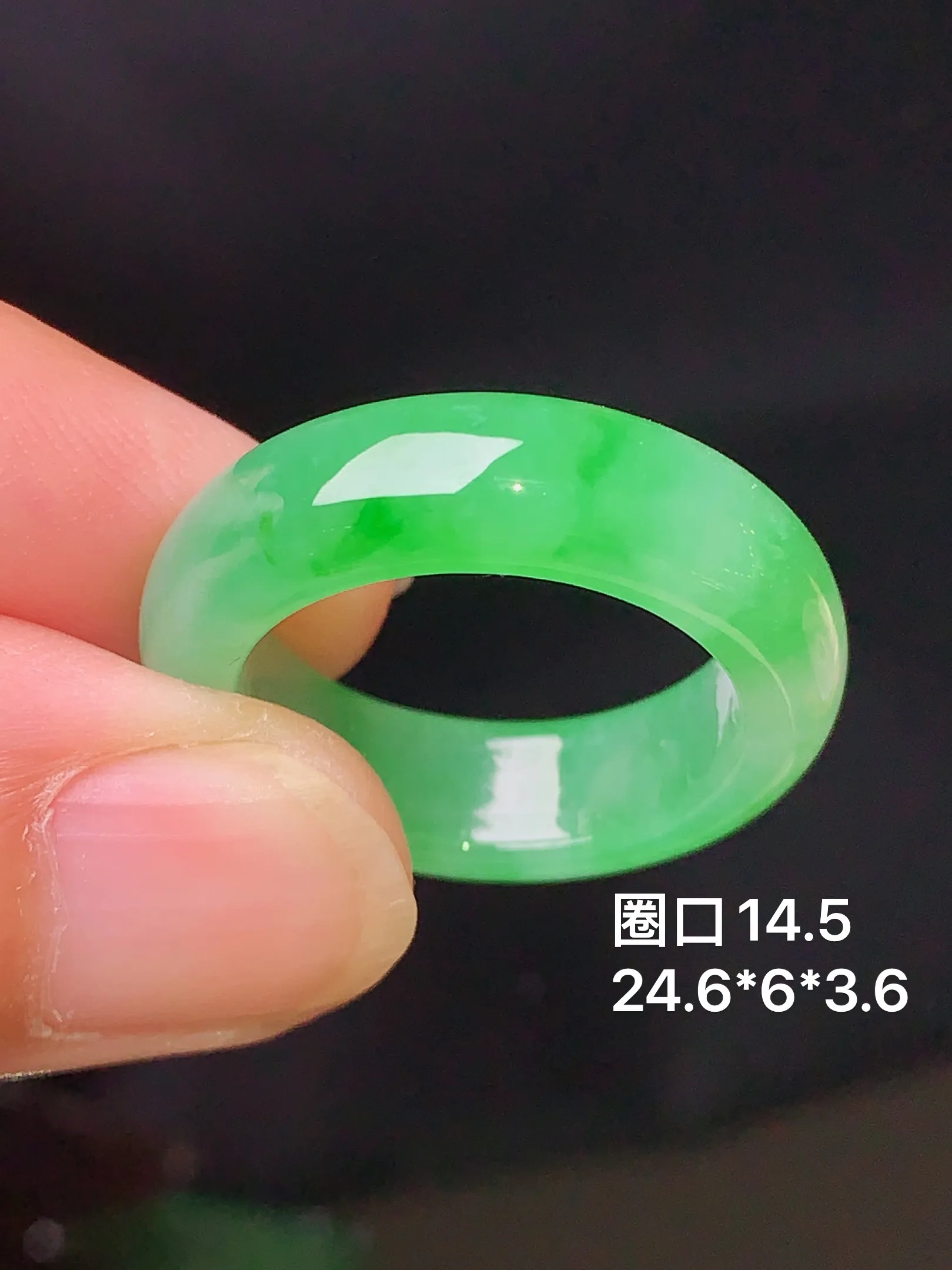 翠绿指环 玉质细腻 色泽艳丽  圈口14.5 整体尺寸24.3*6*3.6