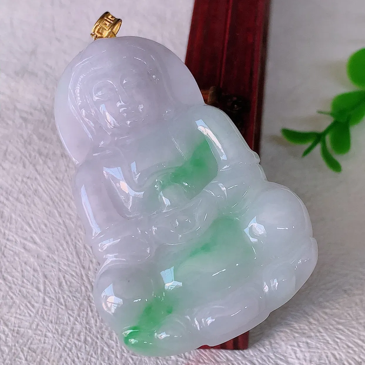 自然光实拍，18K金镶嵌冰润飘绿观音菩萨吊坠，赐福翡翠观音，翠绿迷人，观音面相端庄，佩戴时尚出众！#35.16整体59.5裸石53*35.5*5.8