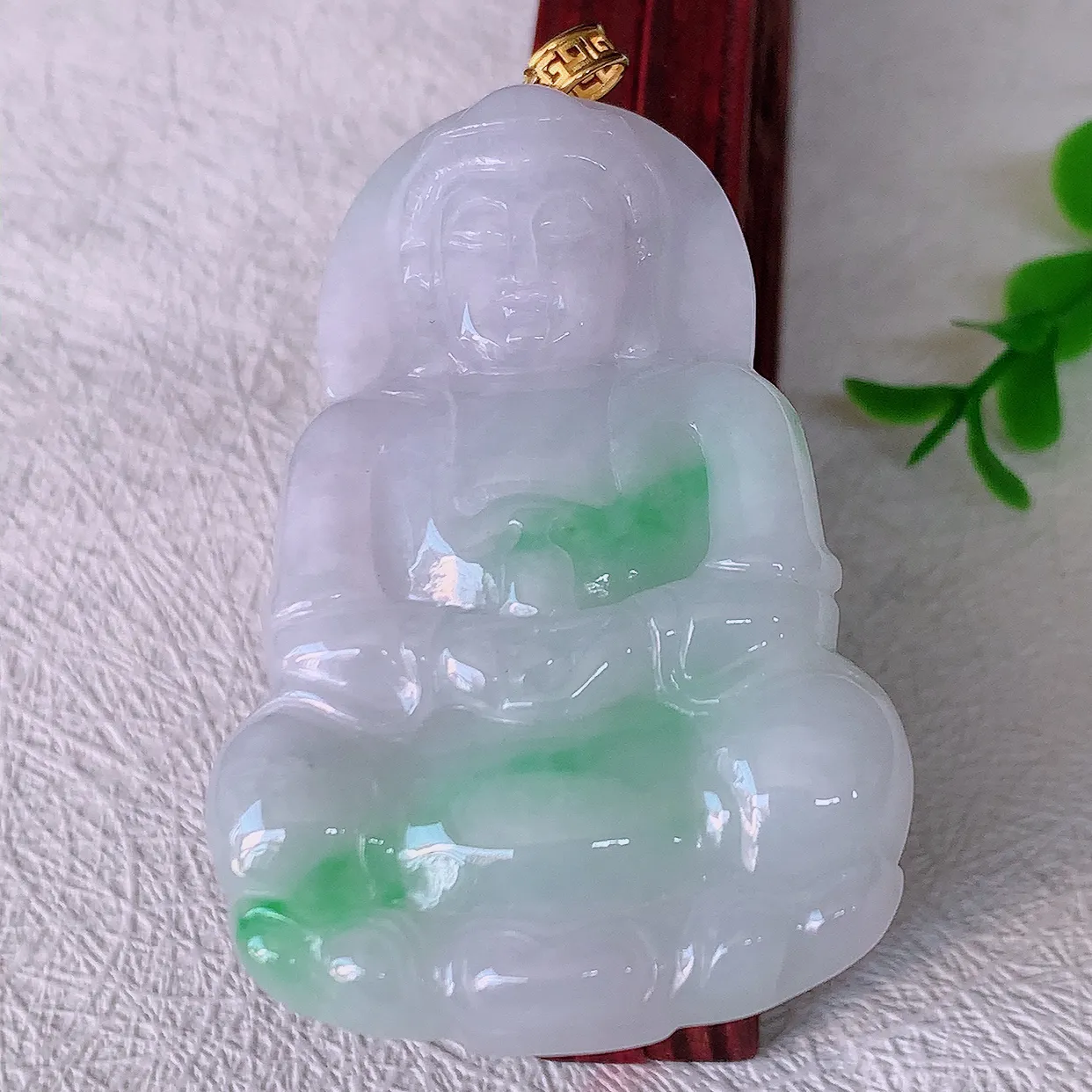 自然光实拍，18K金镶嵌冰润飘绿观音菩萨吊坠，赐福翡翠观音，翠绿迷人，观音面相端庄，佩戴时尚出众！#