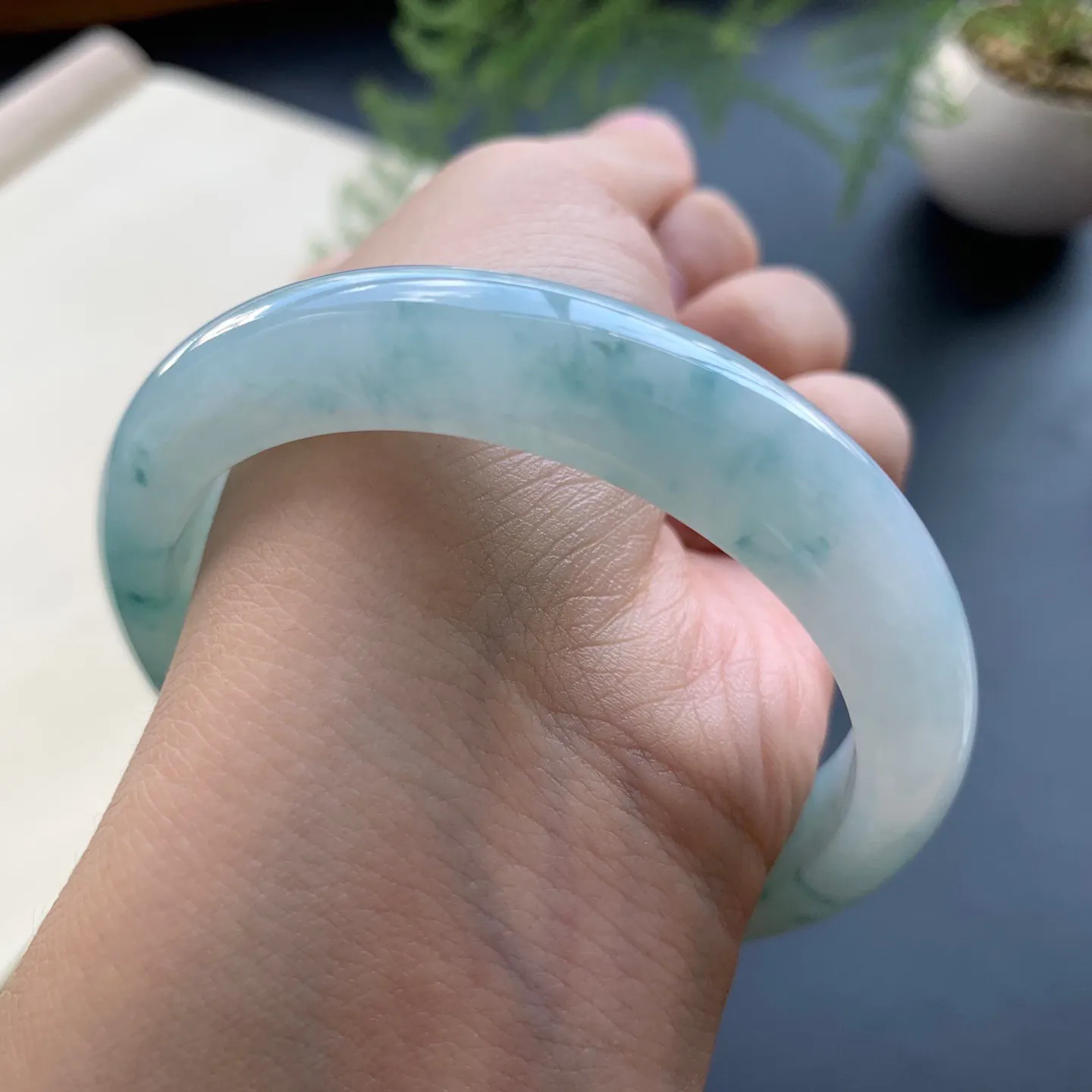 55.8圈口飘花正圈手镯 尺寸：55.8-12-8，无纹裂，水润起胶，花色灵动