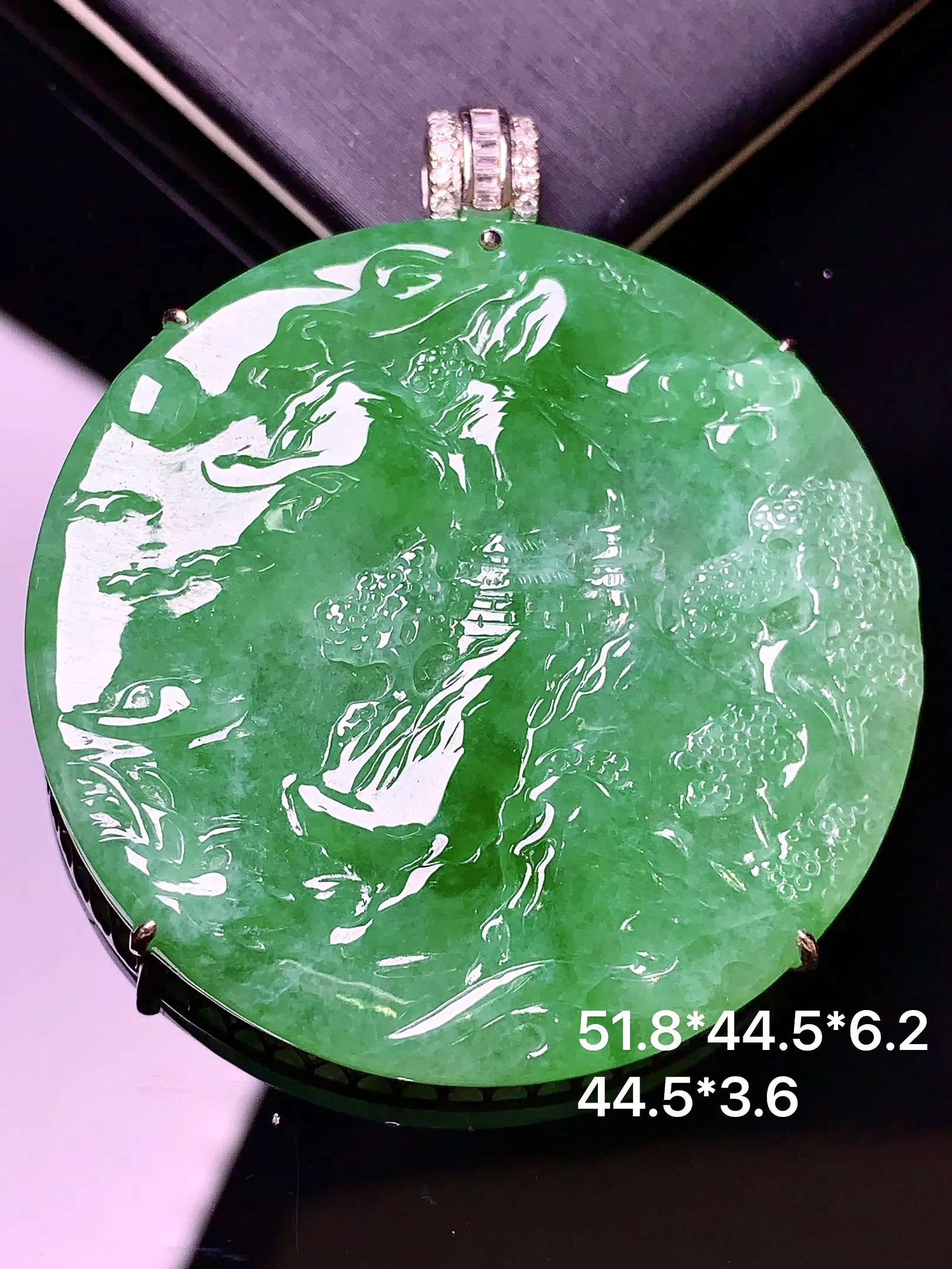 18k金钻镶嵌翠绿山水牌吊坠 玉质细腻 色泽艳丽  整体尺寸51.8*44.5*6.2